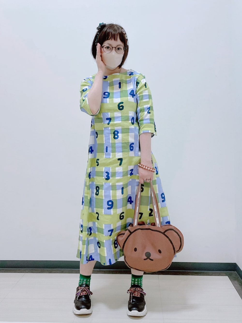 「ぱっちんピン、チェックワンピース、若草色、グリーン、Aラインワンピース、リネン、五分袖、トートバッグ、ボリス、シアーソックス、ハンドメイド、SOU・SOU、3coins、FRAPBOIS、春夏コーデ」｜「あいちゃんmadeのアイテム（ヘアアクセサリー、ブルー系）」を使った、だるさん（レディース・152cm）の春コーディネートの1枚目の写真