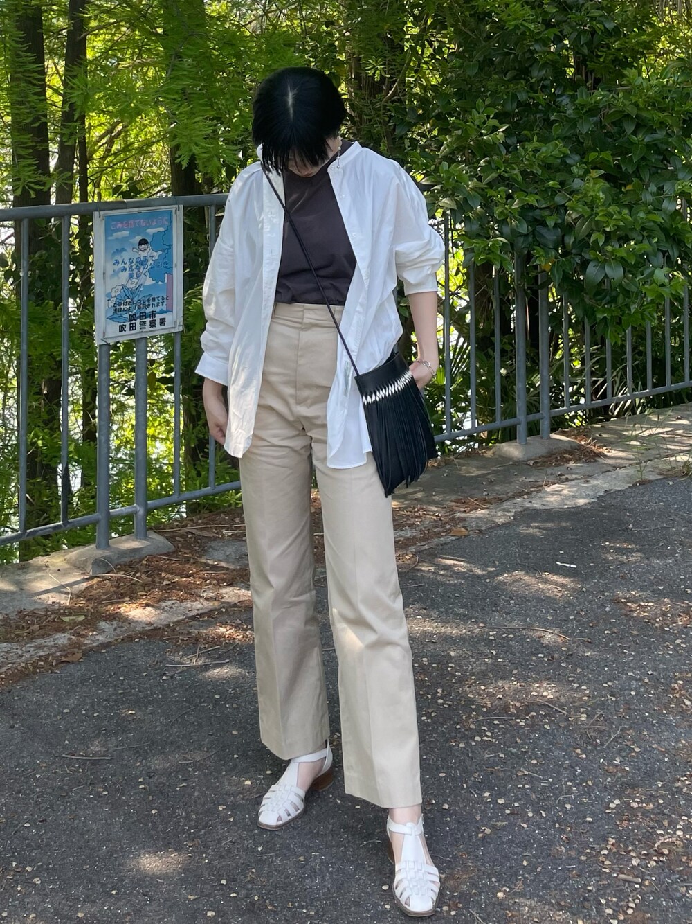「6のアイテム（パンツ、ベージュ系）」を使った、maochi.さん（レディース・169cm）の夏コーディネートの1枚目の写真