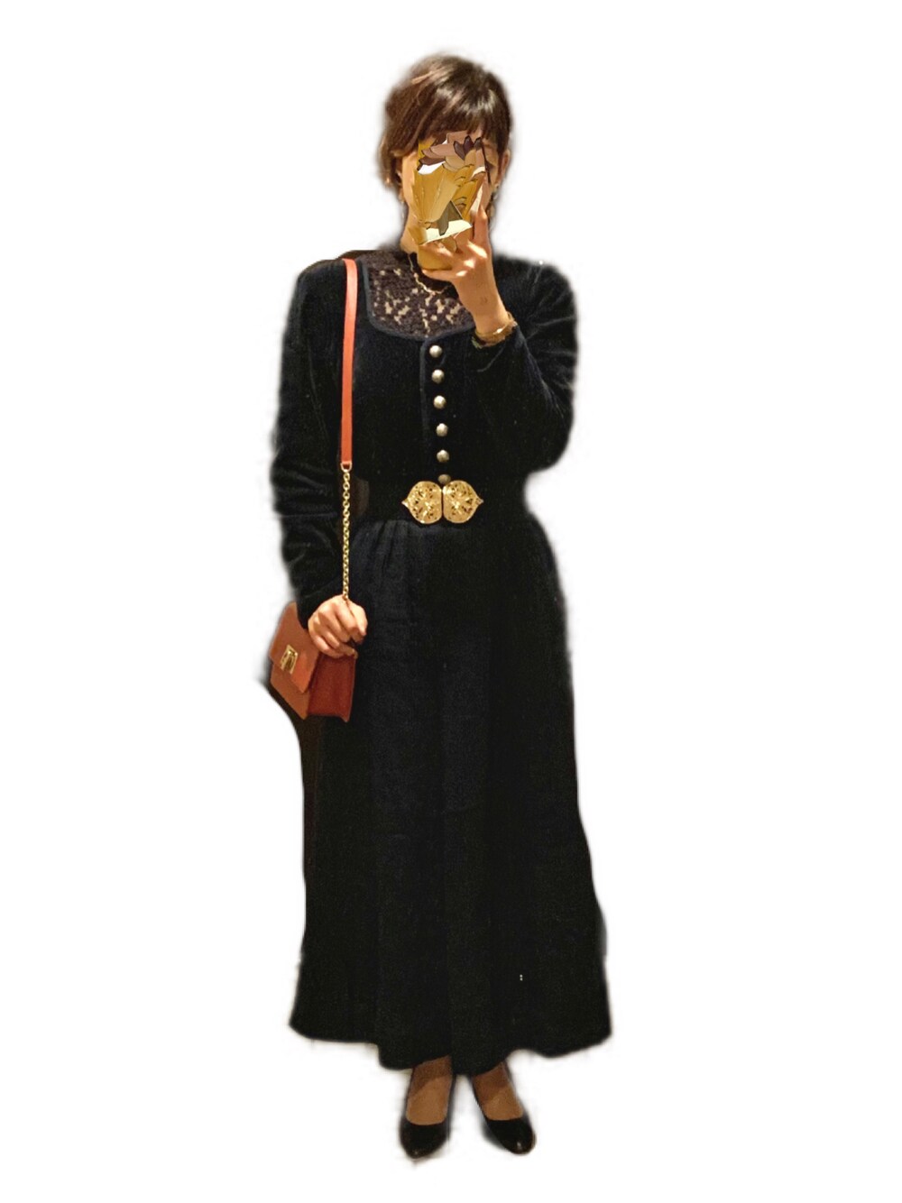 ブルー系のドレス、レッド系のショルダーバッグを着用したレディースの秋コーディネートの1枚目の写真