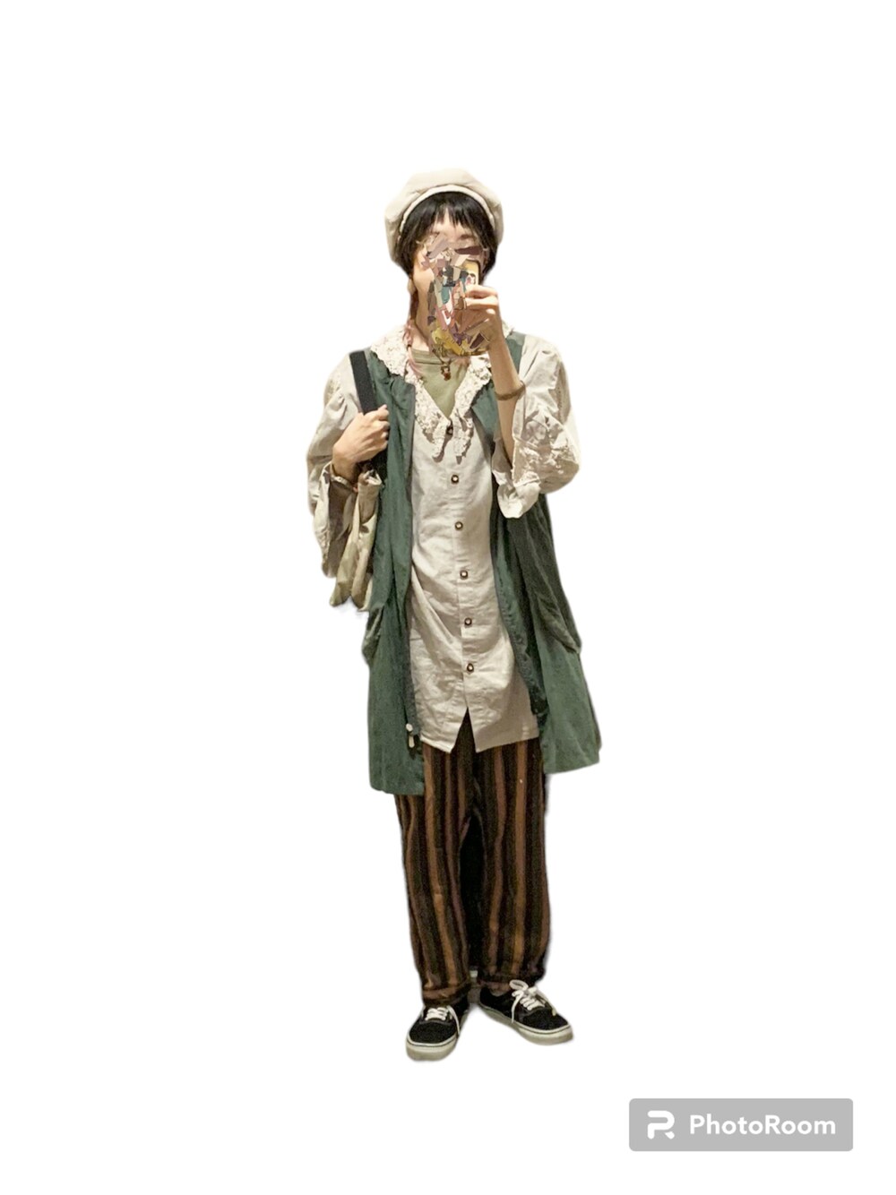 ベージュ系のシャツ/ブラウス、グリーン系のTシャツ/カットソー、グリーン系のベストを着用したレディースの秋コーディネートの1枚目の写真