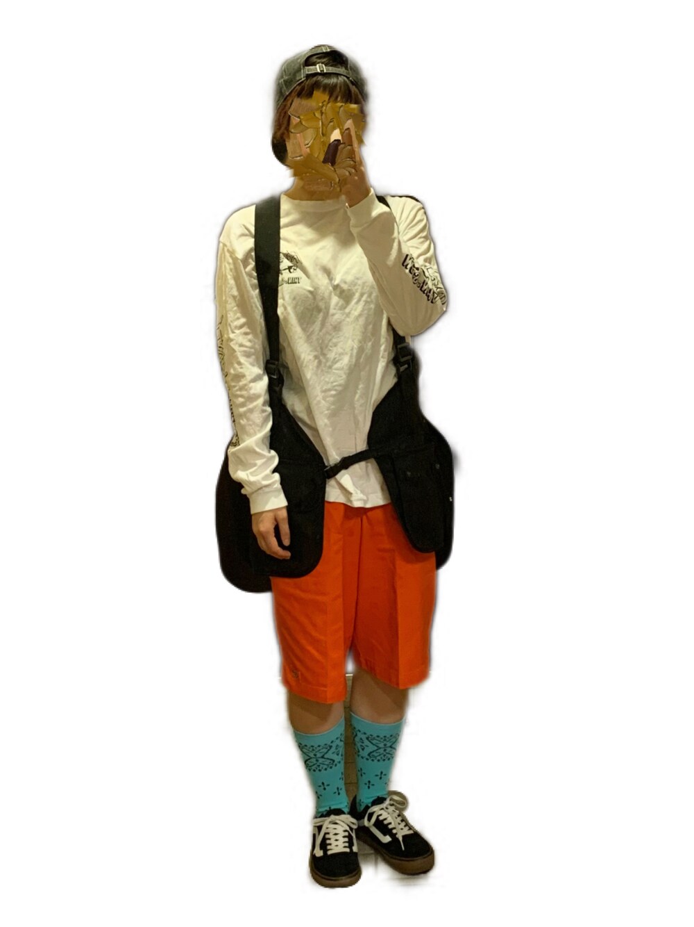 「スケータースタイル、ハーフパンツ、派手色、キャップ後ろかぶり、ロンT」｜「Dickiesの【ヴィンテージ古着】90's Dickies/ディッキーズ ショートパンツ（その他パンツ、オレンジ系）」を使った、てれれさん（レディース・162cm）の秋コーディネートの1枚目の写真