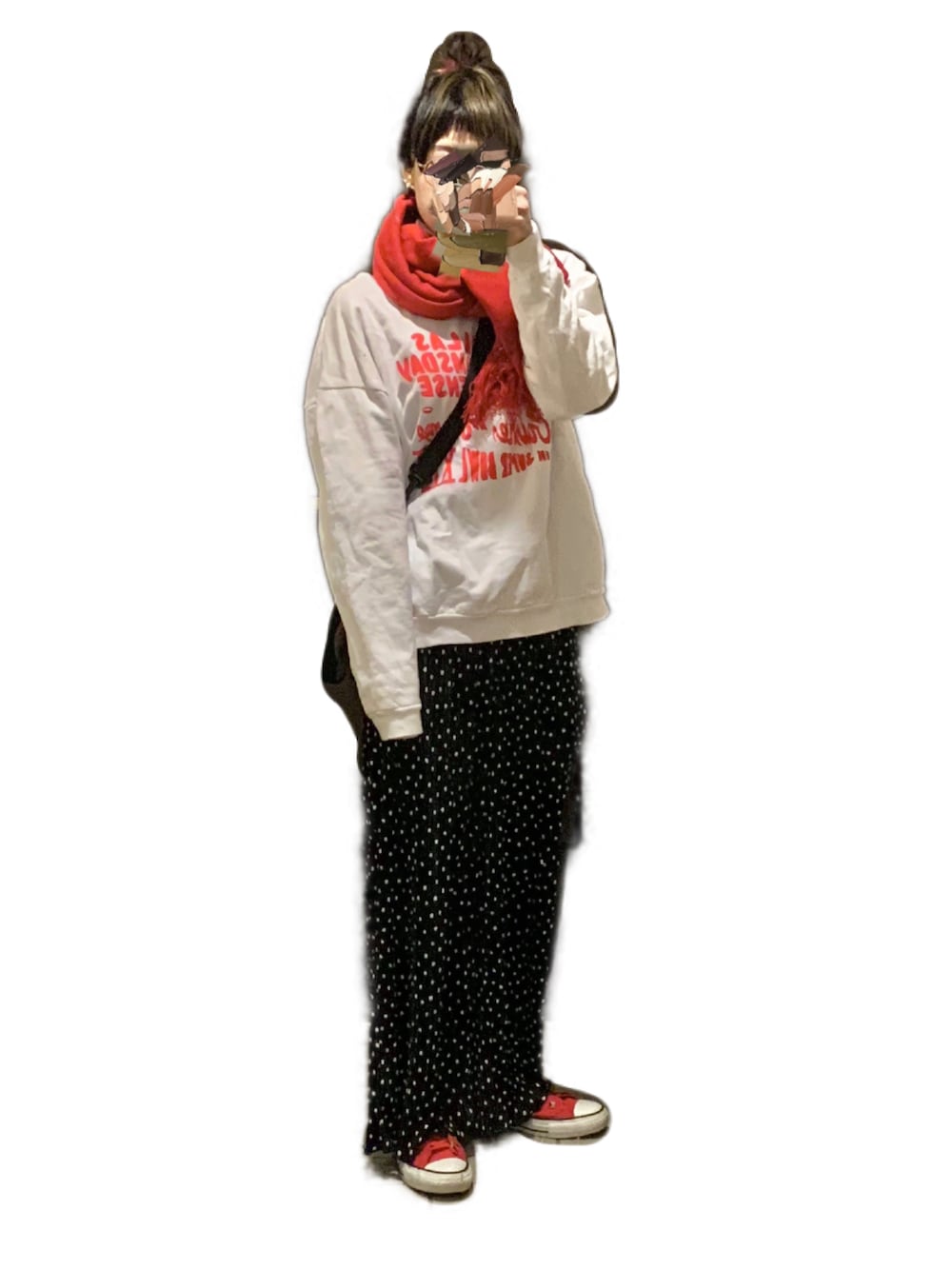 「古着MIX、スエット、水玉ワイドパンツ、赤マフラー、紅白、converse」｜「CONVERSEのアイテム（スニーカー、レッド系）」を使った、てれれさん（レディース・162cm）の秋コーディネートの1枚目の写真