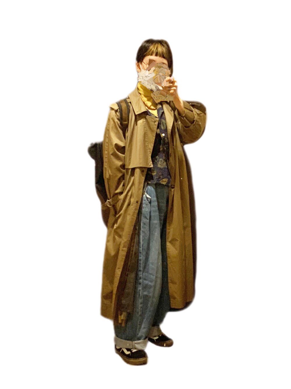 ブラック系のスニーカー、ベージュ系のトレンチコート、ブルー系のデニムパンツを着用したレディースの冬コーディネートの1枚目の写真