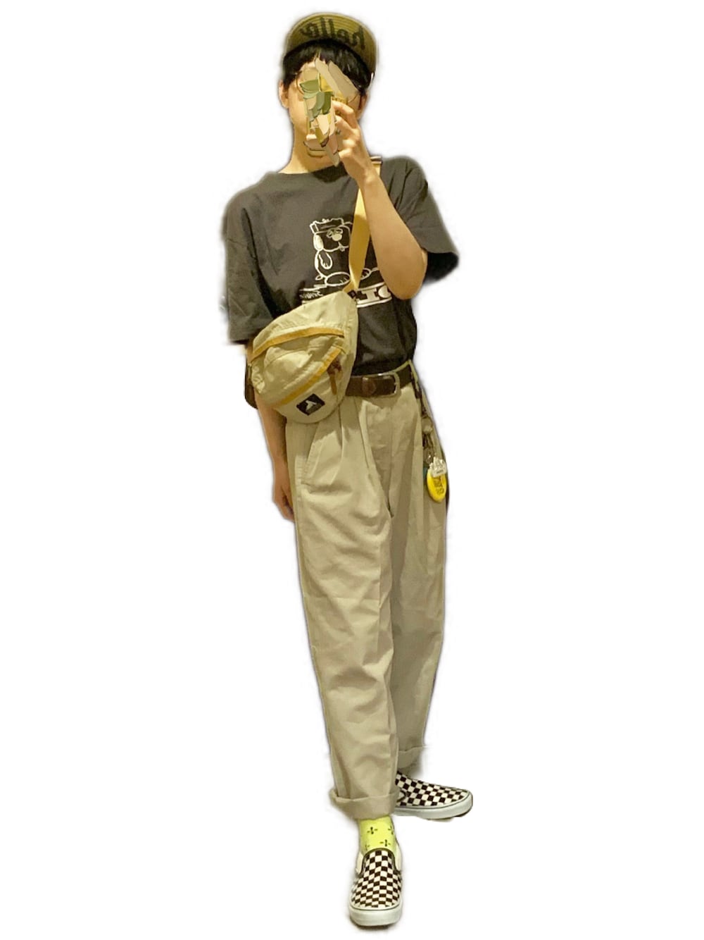 その他のスリッポン、グレー系のTシャツ/カットソー、ベージュ系のチノパンツを着用したレディースの夏コーディネートの1枚目の写真