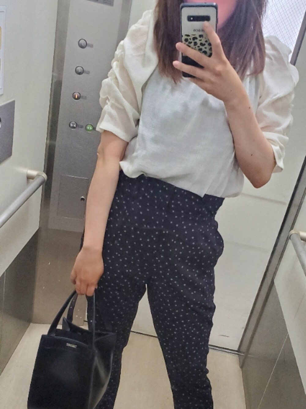「JEANASISのスクエアハンドルレザーバック/877720（ハンドバッグ、ブラック系）」を使った、ちぱさん（レディース・160cm）の夏コーディネートの1枚目の写真