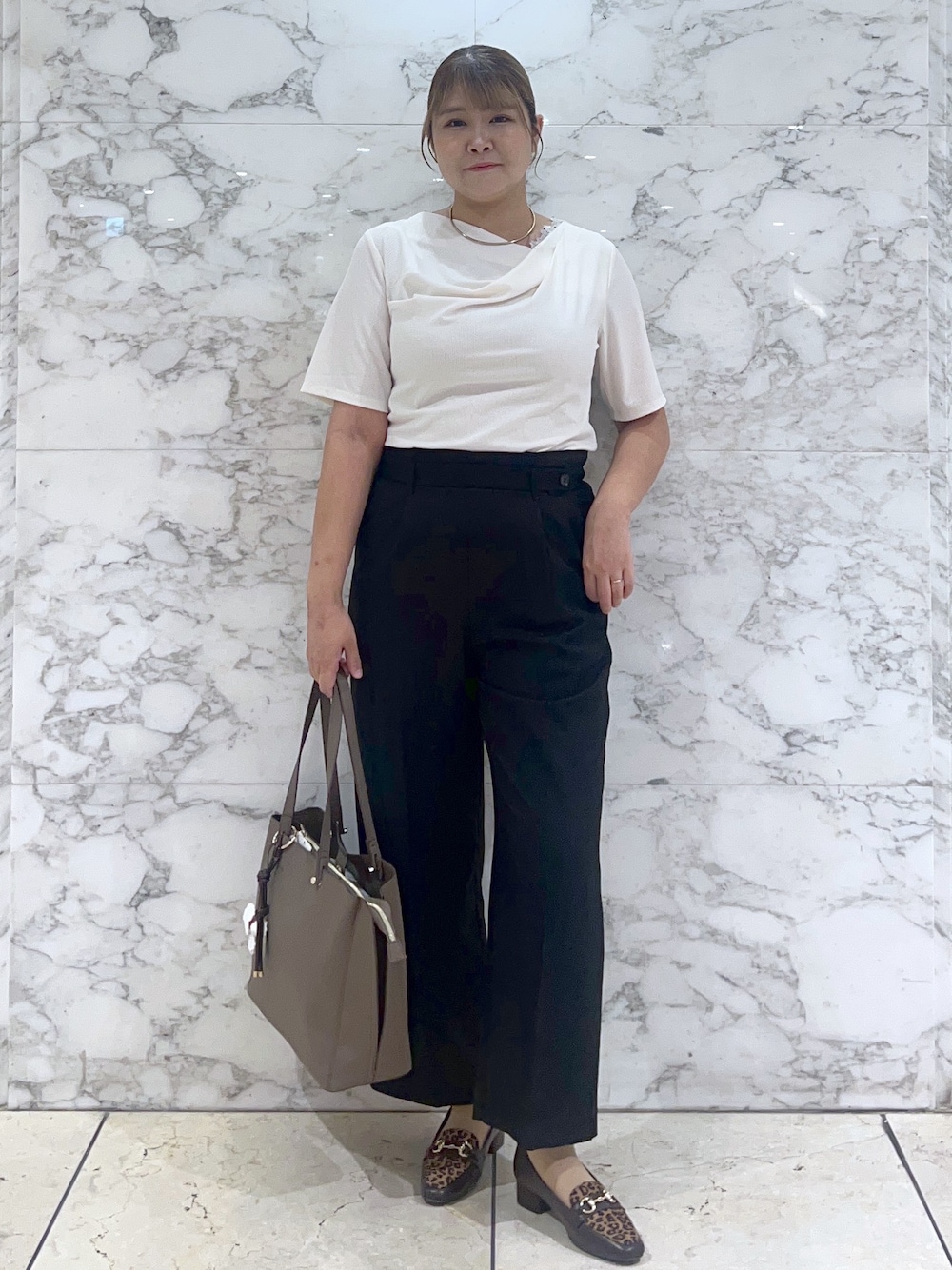 ホワイト系のTシャツ/カットソー、ブラック系のその他パンツ、ブラウン系のトートバッグを着用したレディースの夏コーディネートの1枚目の写真
