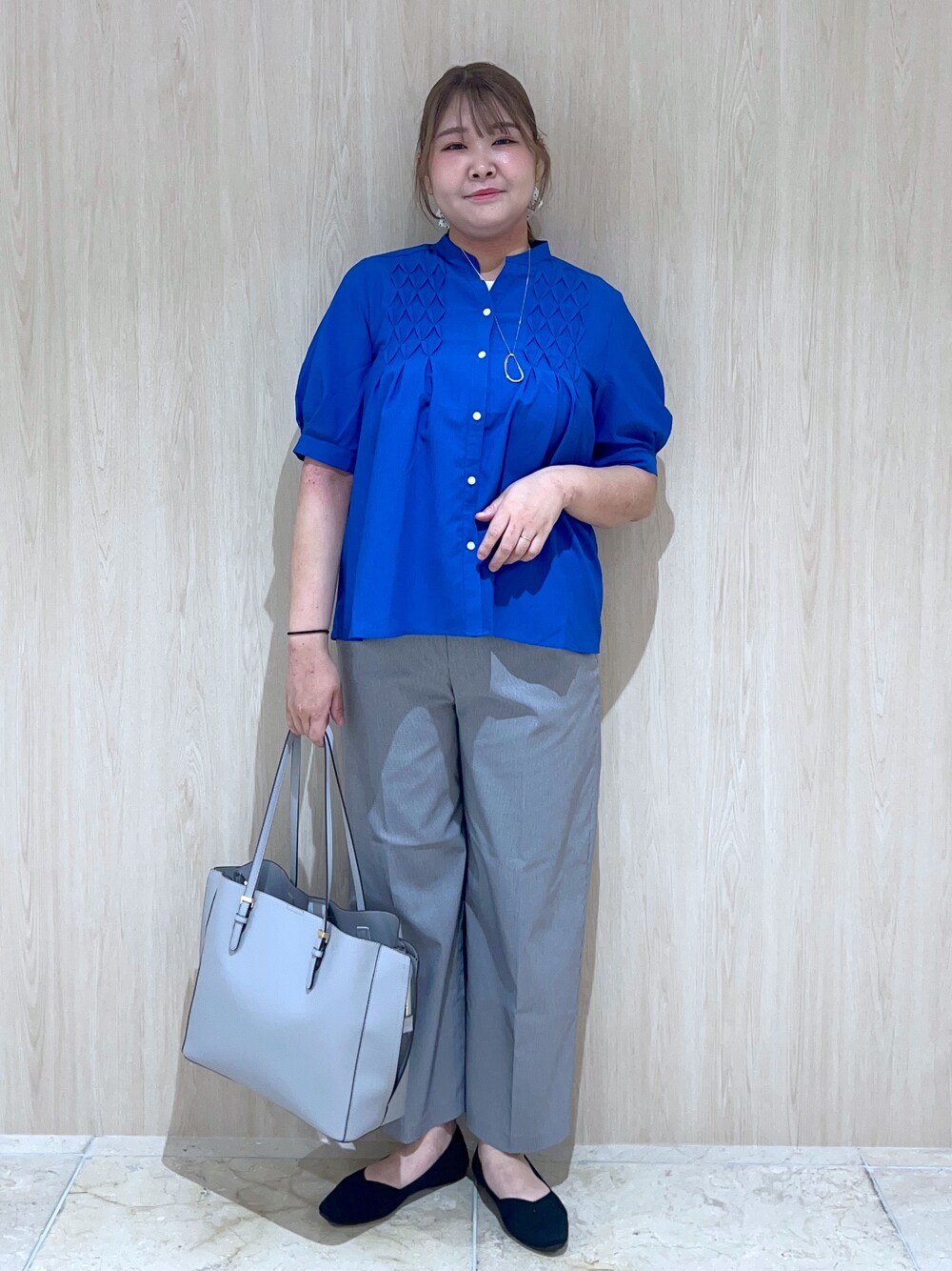 ブルー系のシャツ/ブラウス、グレー系のその他パンツ、ブルー系のトートバッグを着用したレディースの春コーディネートの1枚目の写真