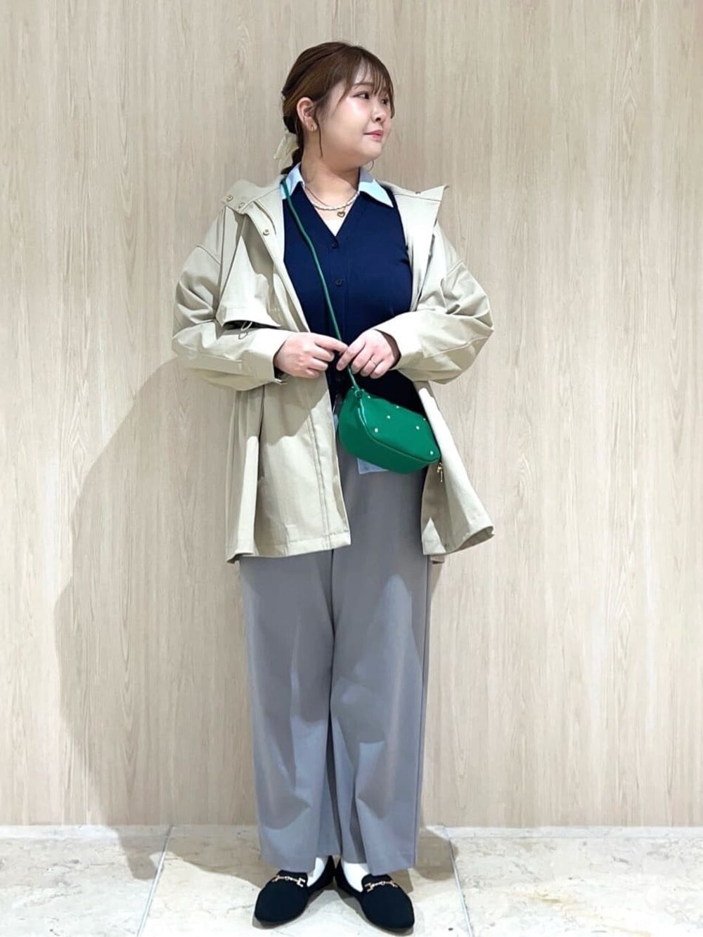 ベージュ系のその他アウター、ブルー系のカーディガン/ボレロ、グレー系のその他パンツを着用したレディースの冬コーディネートの1枚目の写真