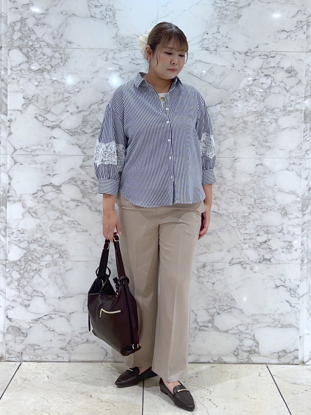 ブルー系のシャツ/ブラウス、ベージュ系のその他パンツ、ブラウン系のショルダーバッグを着用したレディースの夏コーディネートの1枚目の写真