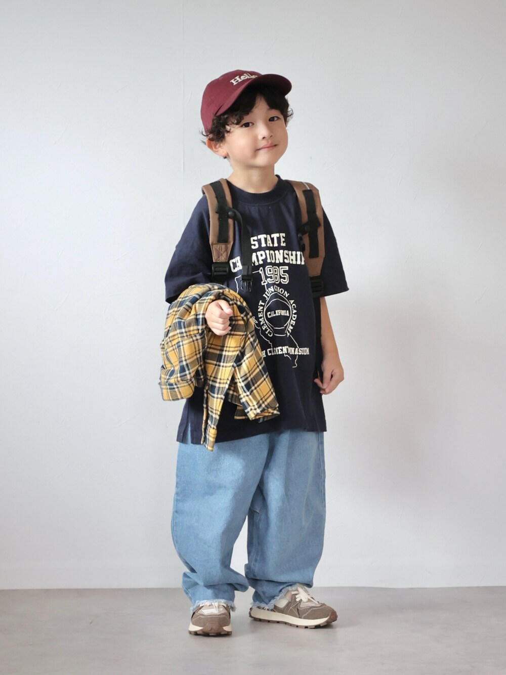 「シャツスタイル、秋服準備はじめました、UNIQLO、デニム、キャップ、リュック、スニーカー、カジュアルコーデ、お出かけコーデ」｜「green label relaxingのGLR HELLO キャップ / 帽子 / キッズ（キャップ、レッド系）」を使った、ORITSUさん（キッズ・110cm）の秋コーディネートの1枚目の写真