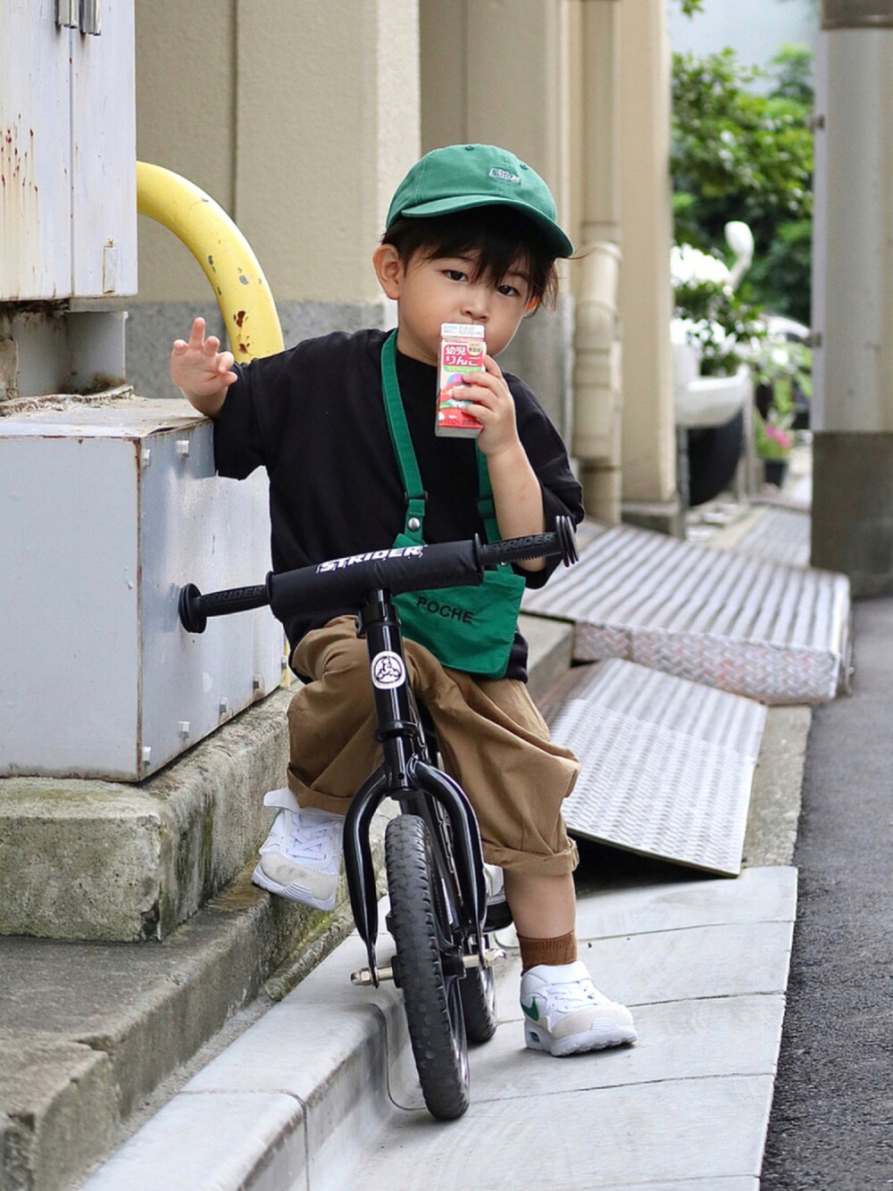 ブラック系のTシャツ/カットソー、ベージュ系のその他パンツ、ホワイト系のスニーカーを着用したキッズの夏コーディネートの1枚目の写真