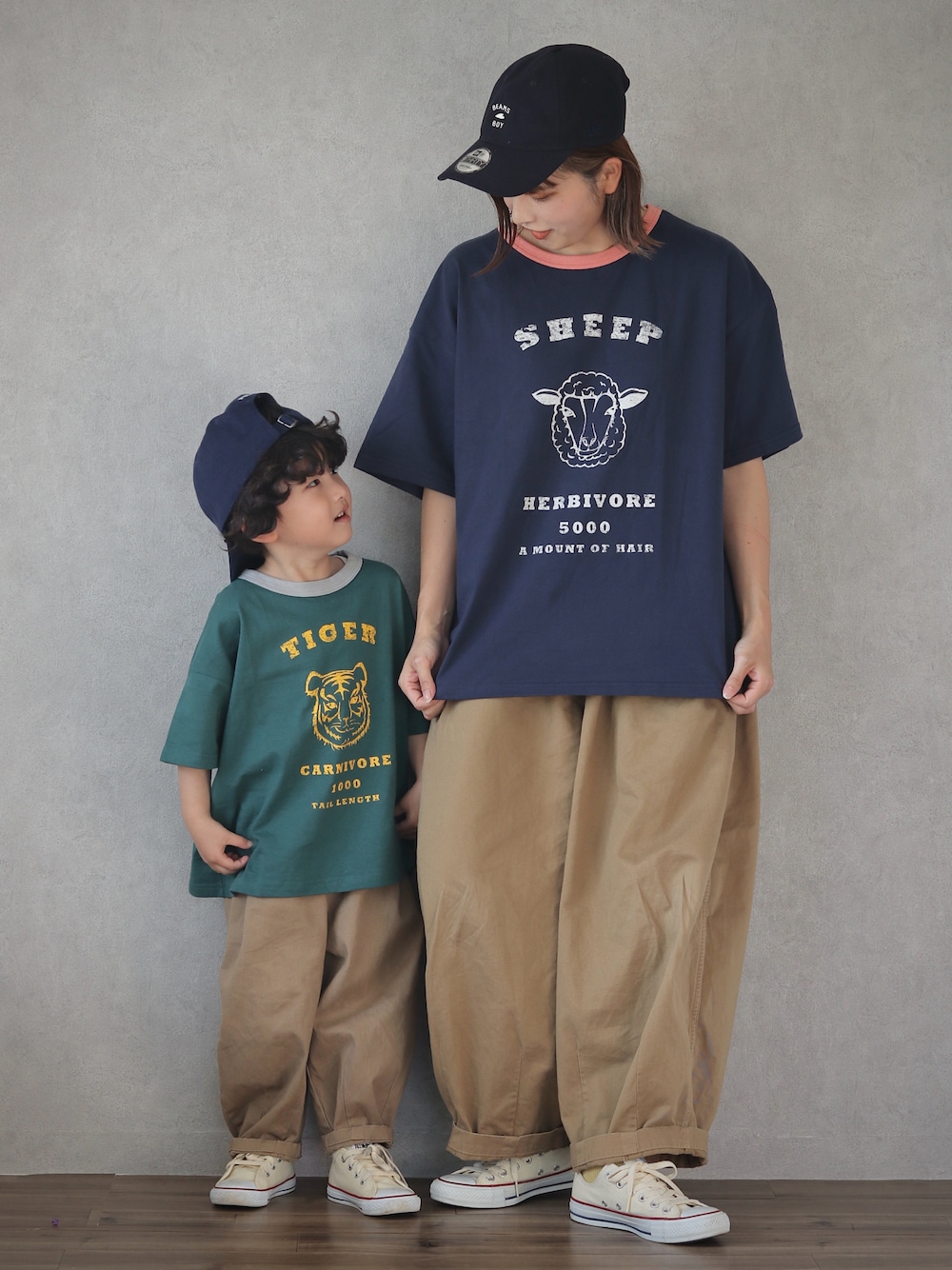 ベージュ系のその他パンツ、ホワイト系のスニーカー、ベージュ系のチノパンツを着用したキッズの春コーディネートの1枚目の写真