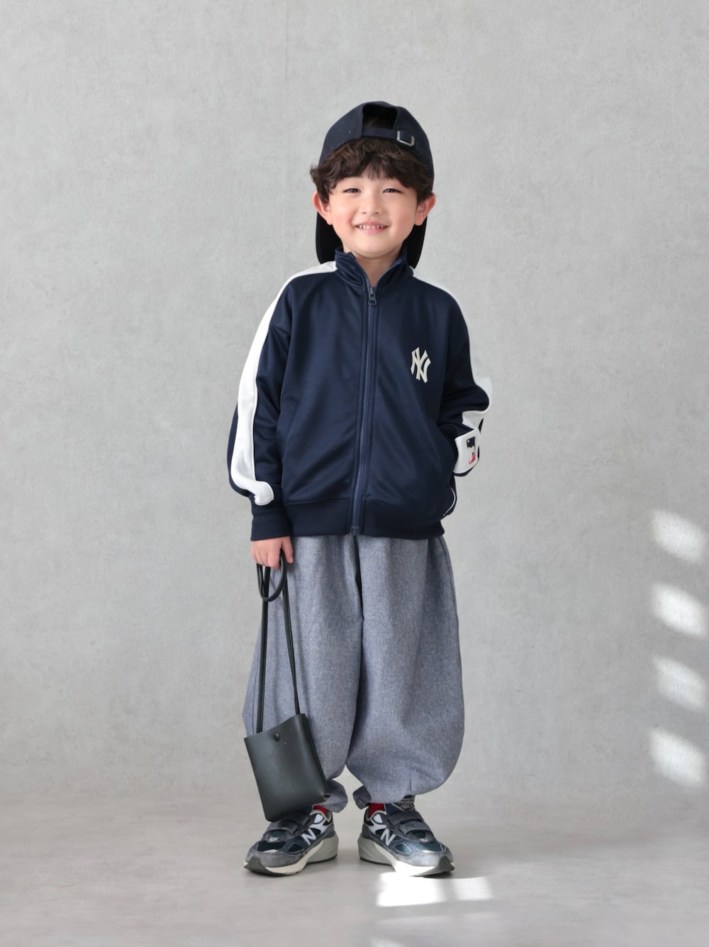 ブルー系のジャージ、グレー系のその他パンツ、ブルー系のスニーカーを着用したキッズの春コーディネートの1枚目の写真