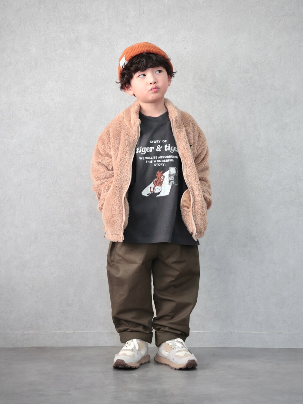 ベージュ系のアンサンブル、グレー系のTシャツ/カットソー、グリーン系のその他パンツを着用したキッズの冬コーディネートの1枚目の写真