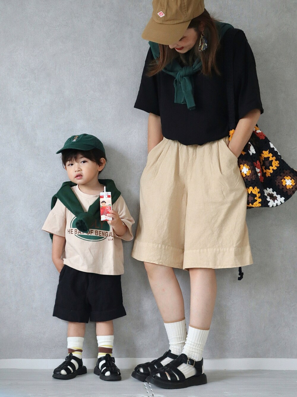 ブラック系のその他パンツ、ベージュ系のその他パンツ、ベージュ系のTシャツ/カットソーを着用したキッズの夏コーディネートの1枚目の写真