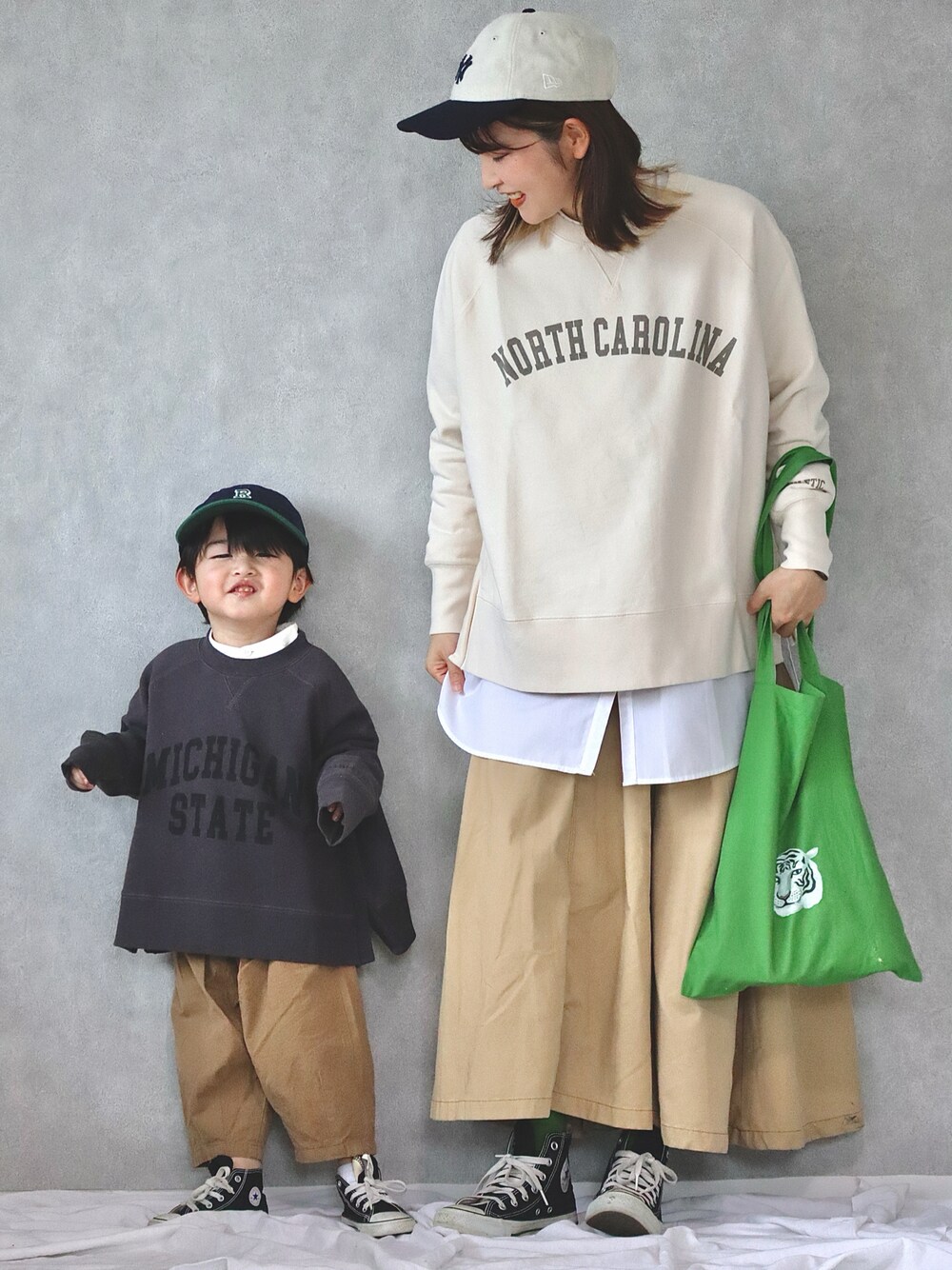 グレー系のスウェット、ホワイト系のシャツ/ブラウス、ベージュ系のその他パンツを着用したキッズの春コーディネートの1枚目の写真