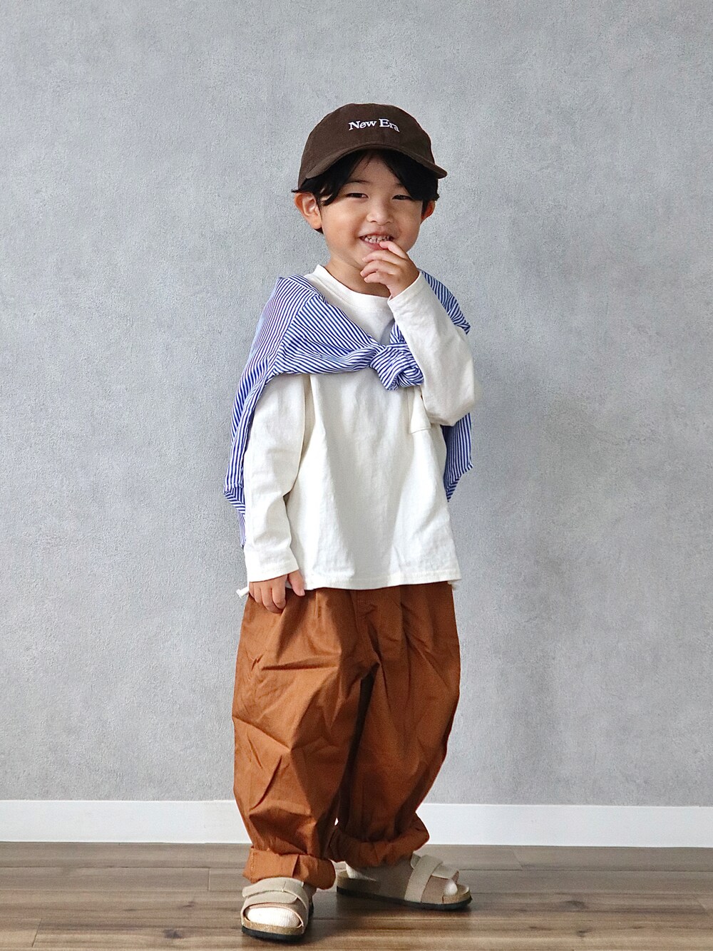 ブルー系のシャツ/ブラウス、ホワイト系のTシャツ/カットソー、イエロー系のその他パンツを着用したキッズの秋コーディネートの1枚目の写真