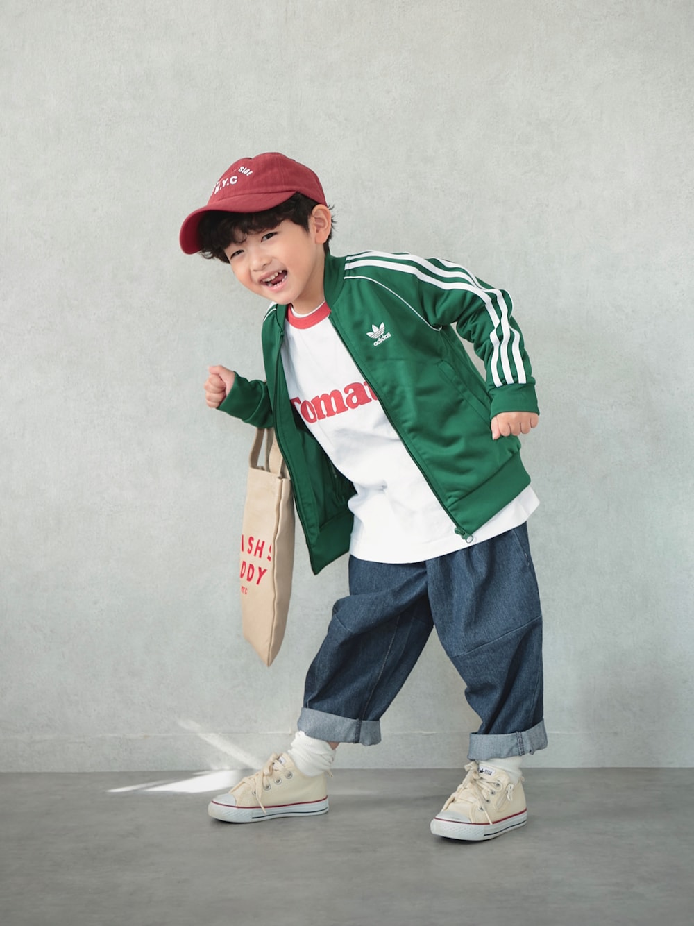 グリーン系のジャージ、ホワイト系のTシャツ/カットソー、ブルー系のその他パンツを着用したキッズの秋コーディネートの1枚目の写真