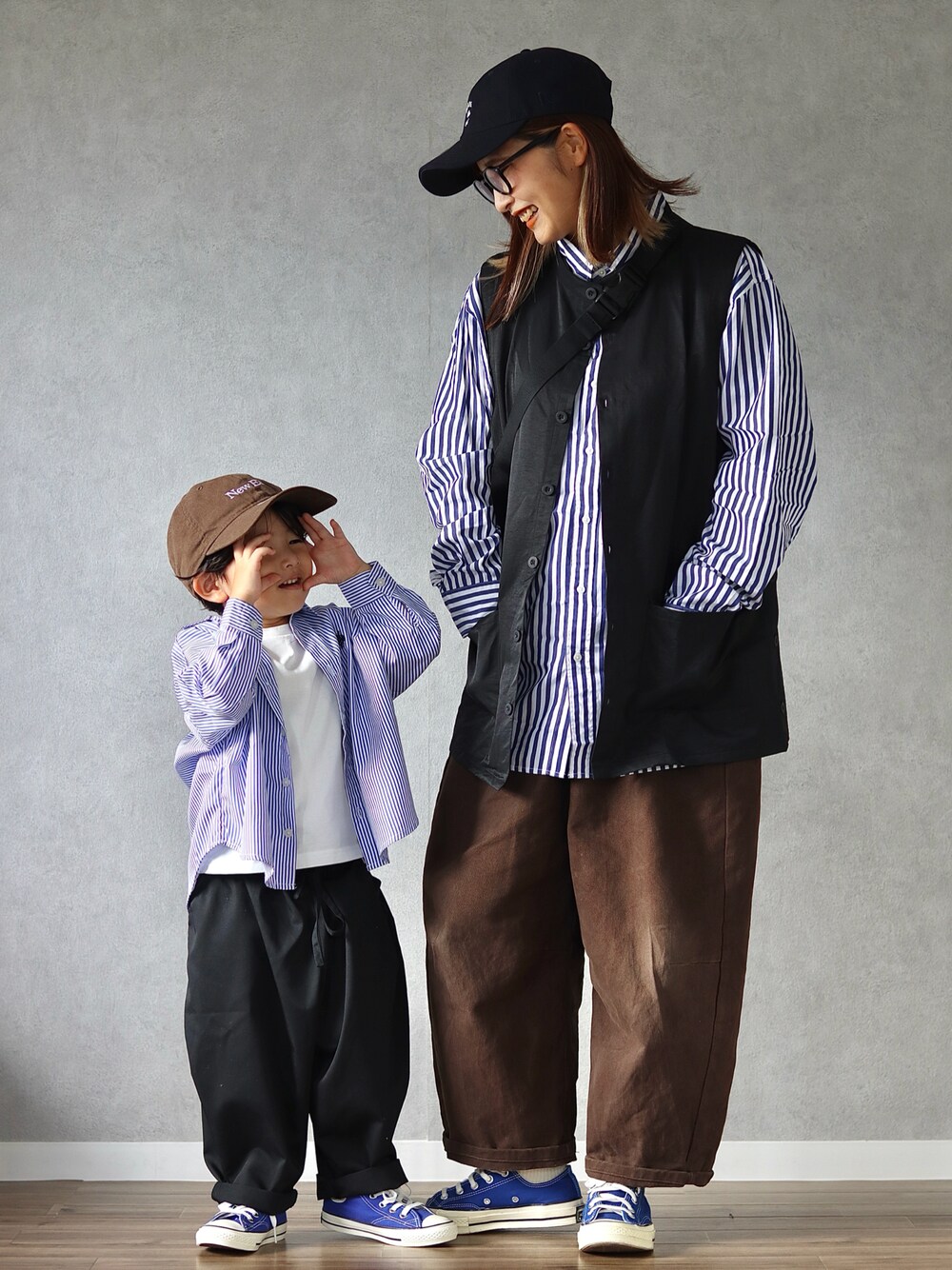 ブルー系のシャツ/ブラウス、ホワイト系のTシャツ/カットソー、ブルー系のスニーカーを着用したキッズの秋コーディネートの1枚目の写真