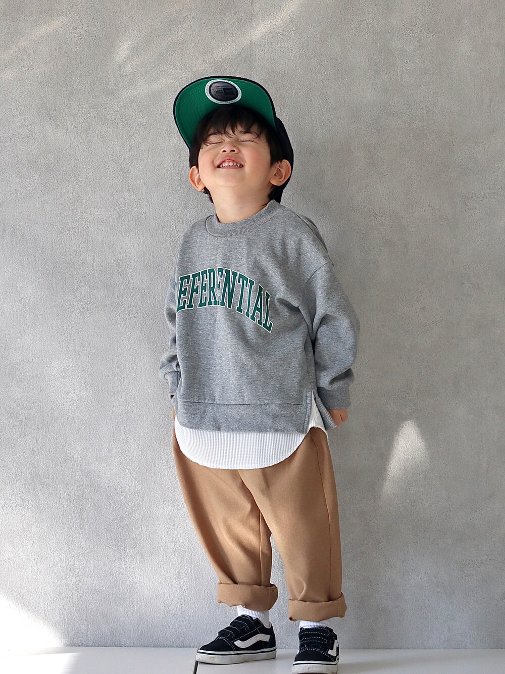 「ストリート、春コーデ、レイヤードスタイル、ロゴスウェット、スウェット、スニーカーコーデ、VANS、キャップ、ビッグシルエット、シンプルコーデ」｜「BEAMS BOYのNEW ERA × BEAMS BOY / 別注 ニューヨークヤンキース メルトン キャップ（キャップ、ブラック系）」を使った、ORITSUさん（キッズ・90cm）の冬コーディネートの1枚目の写真