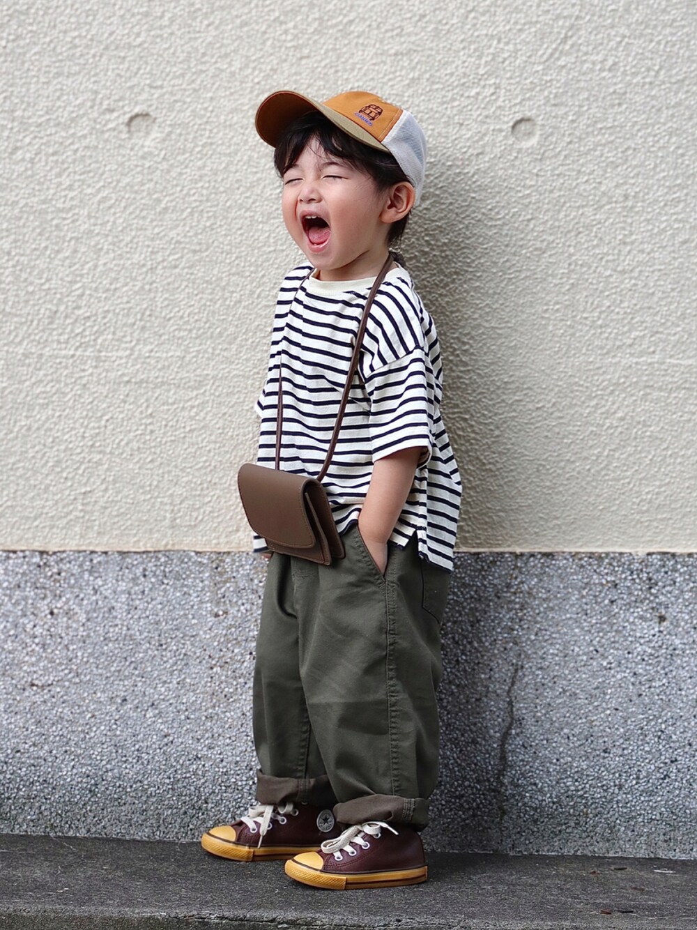 ブラック系のTシャツ/カットソー、グリーン系のその他パンツ、ブラウン系のスニーカーを着用したキッズの秋コーディネートの1枚目の写真