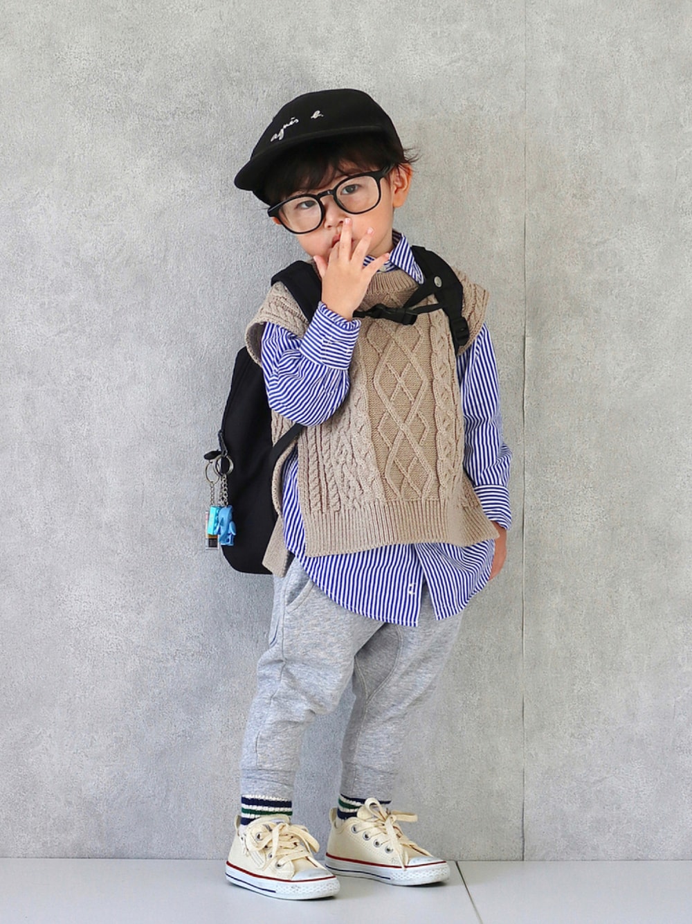 グレー系のベスト、ブルー系のシャツ/ブラウス、グレー系のその他パンツを着用したキッズの秋コーディネートの1枚目の写真