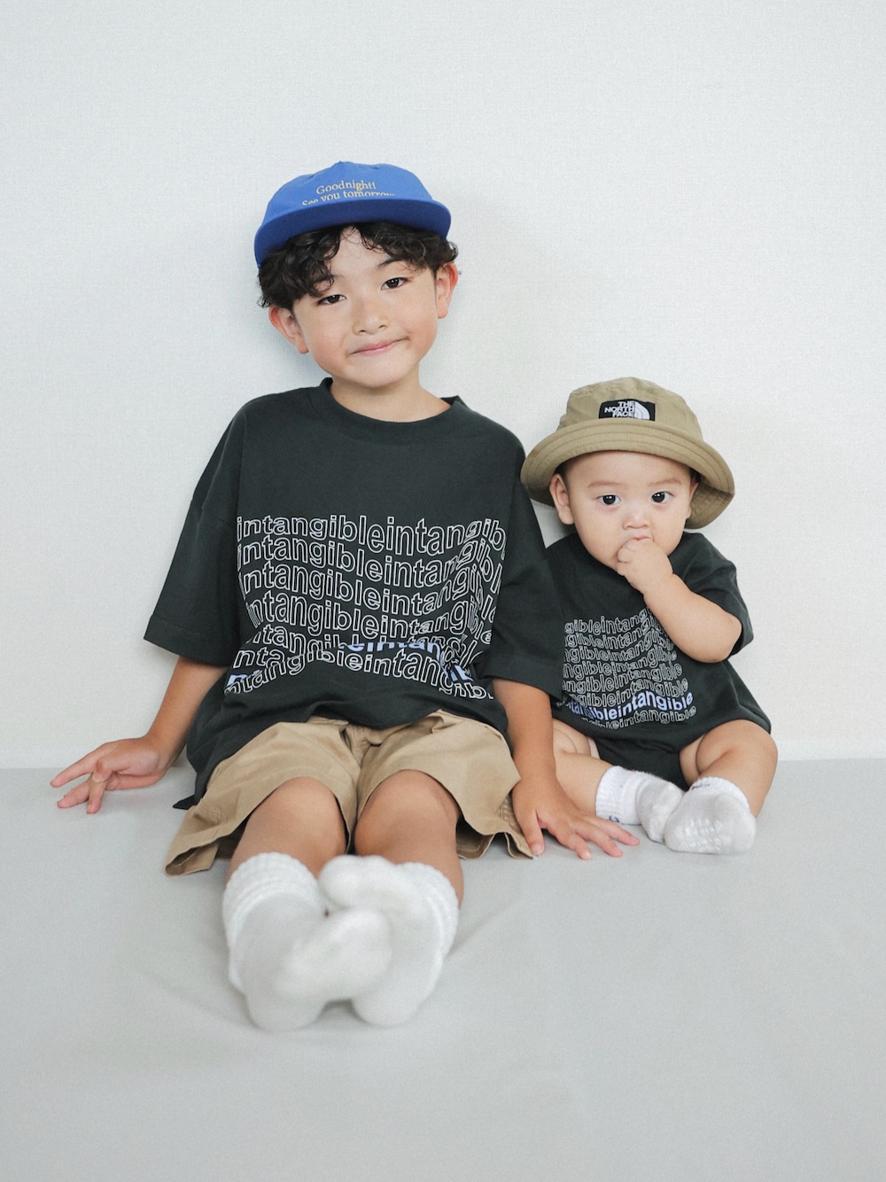 ブラック系のTシャツ/カットソー、グレー系のスニーカー、ベージュ系のパンツを着用したキッズの夏コーディネートの1枚目の写真
