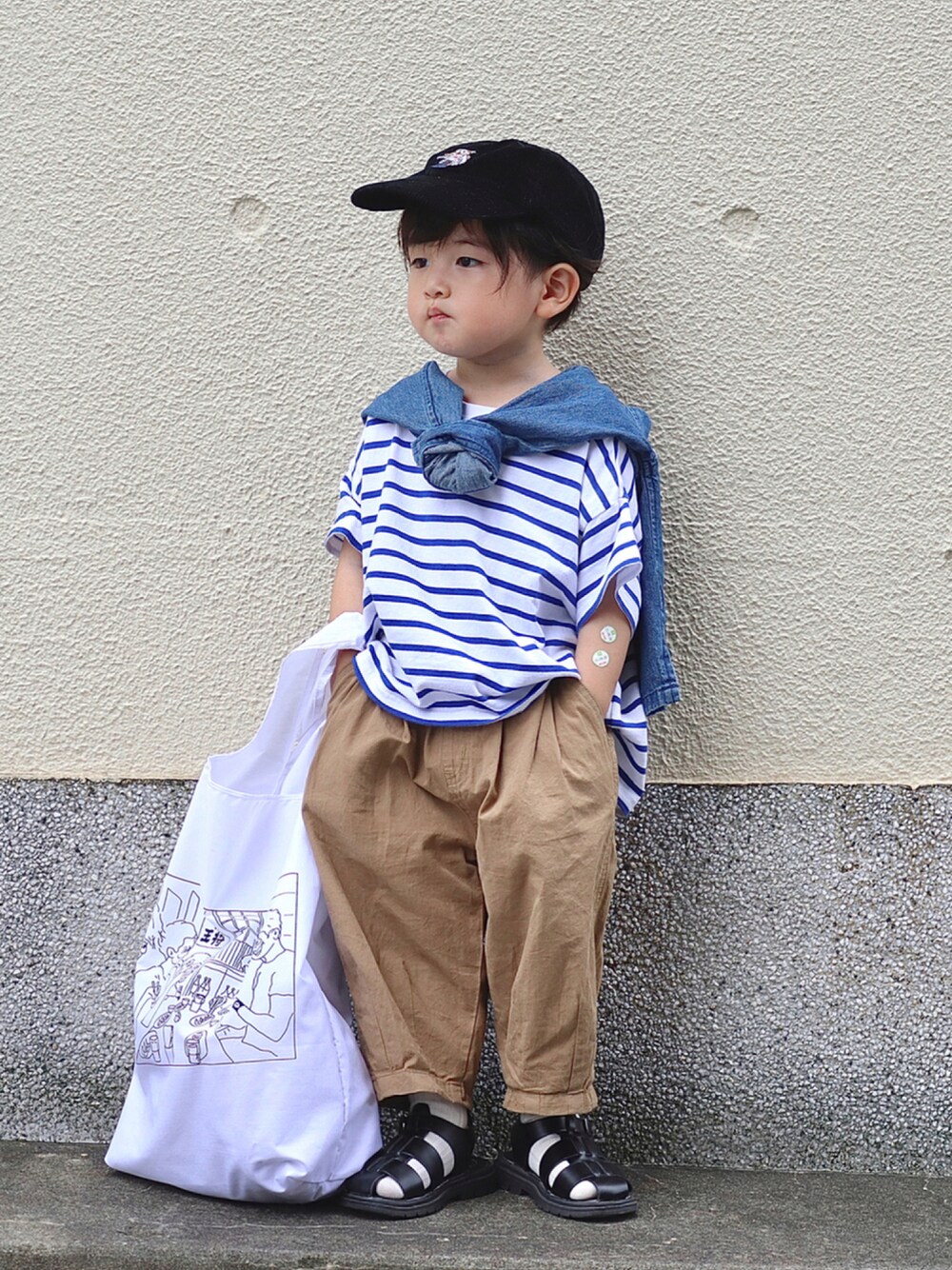 ブルー系のTシャツ/カットソー、ベージュ系のその他パンツ、ブルー系のシャツ/ブラウスを着用したキッズの秋コーディネートの1枚目の写真