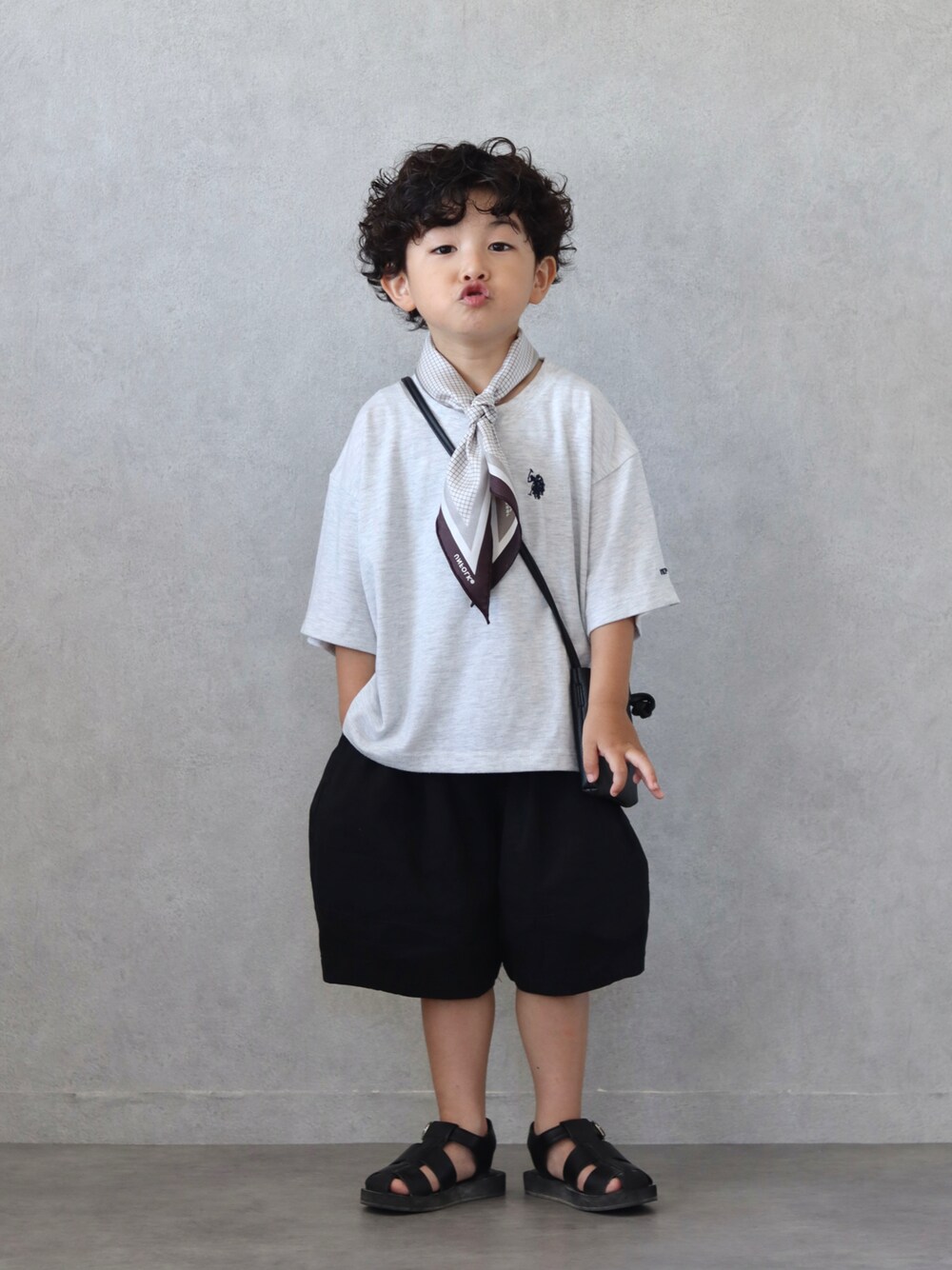 ホワイト系のTシャツ/カットソー、ブラック系のその他パンツ、ブラック系のサンダルを着用したキッズの夏コーディネートの1枚目の写真