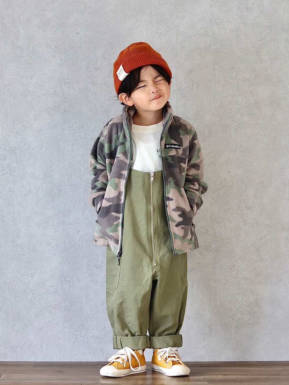 グリーン系のその他アウター、グリーン系のサロペット/オーバーオール、ホワイト系のTシャツ/カットソーを着用したキッズの秋コーディネートの1枚目の写真