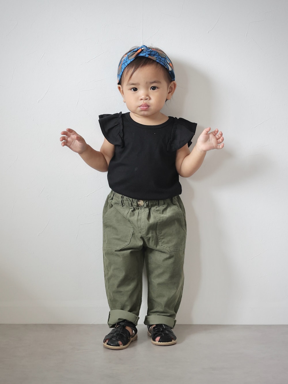 「休日スタイル、きれいめカジュアル、夏コーデ、プチプラ、UNIQLO、ユニクロ、タックイン、シンプルコーデ、1歳、サンダル、ヘアバンド、タンクトップ、カジュアルコーデ」｜「CIAOPANIC TYPYの【KIDS】バティック柄ヘアバンド（ヘアバンド、ブルー系）」を使った、ORITSUさん（キッズ・110cm）の夏コーディネートの1枚目の写真
