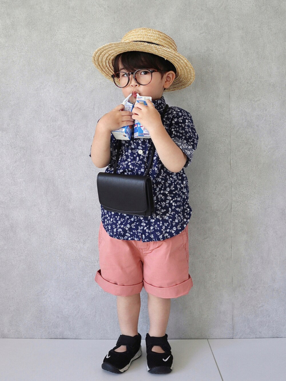 ブルー系のシャツ/ブラウス、ピンク系のパンツ、ブラック系のスニーカーを着用したキッズの夏コーディネートの1枚目の写真