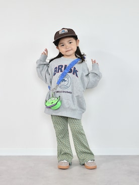 「ever closet（エバークローゼット）の【ヨレ知らず】主役になる グラフィック裏毛トレーナー（スウェット、グレー系）」を使った、ORITSUさん（キッズ・125cm）の秋コーディネート