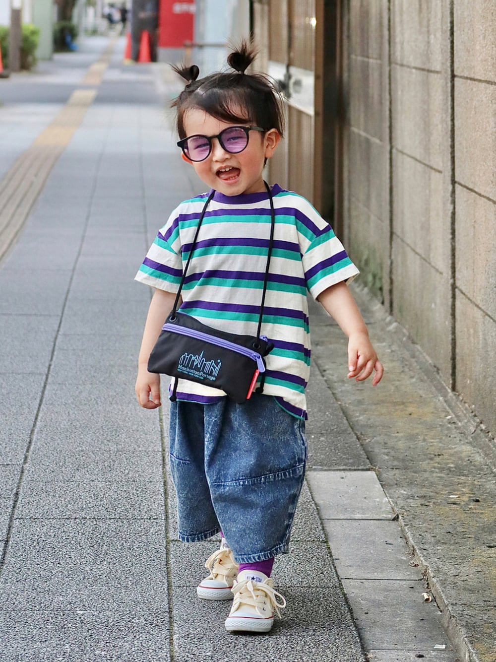 パープル系のTシャツ/カットソー、ブルー系のデニムパンツ、ホワイト系のスニーカーを着用したキッズの夏コーディネートの1枚目の写真
