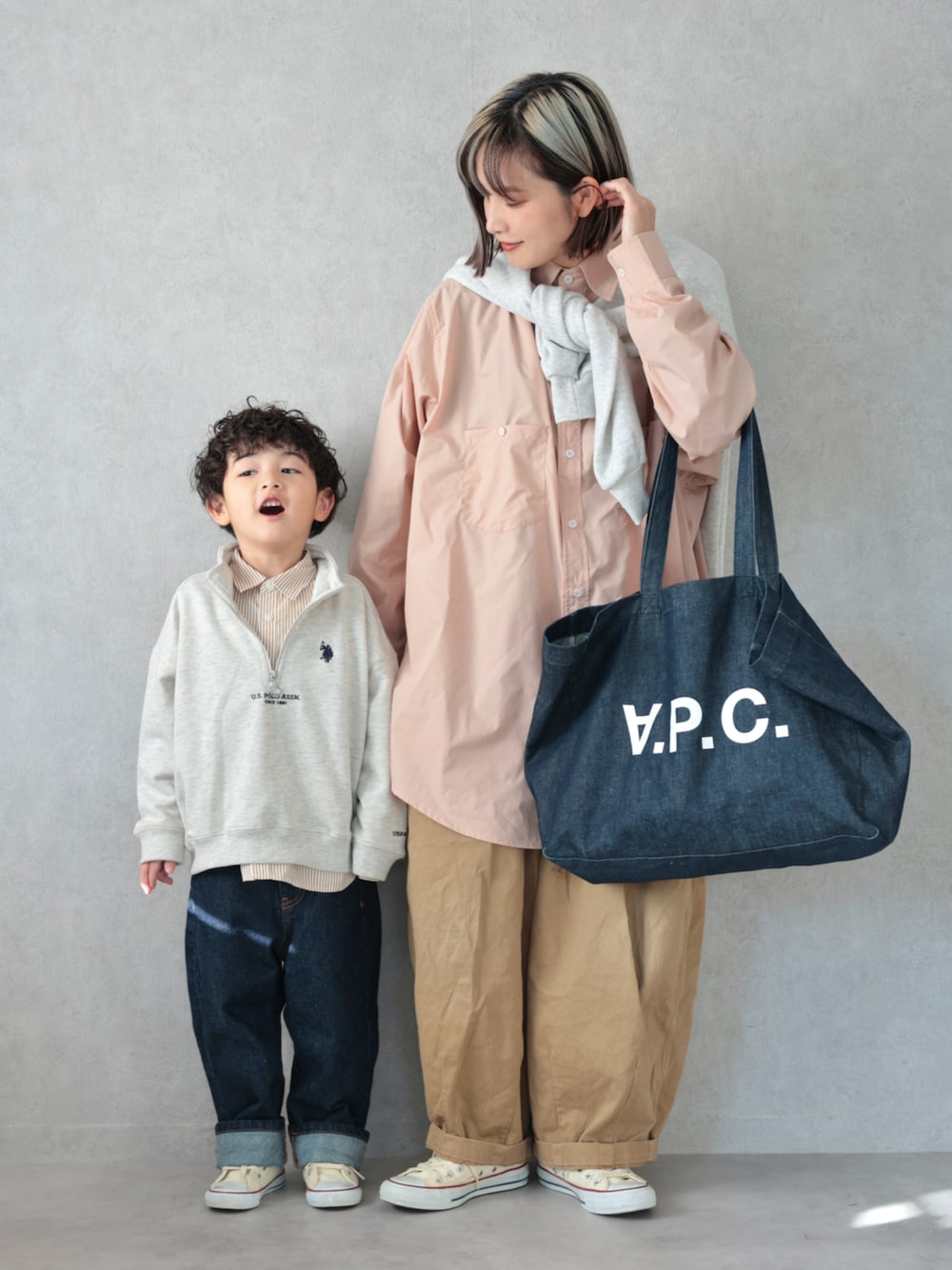 ベージュ系のシャツ/ブラウス、ベージュ系のスウェット、ベージュ系のチノパンツを着用したキッズの冬コーディネートの1枚目の写真