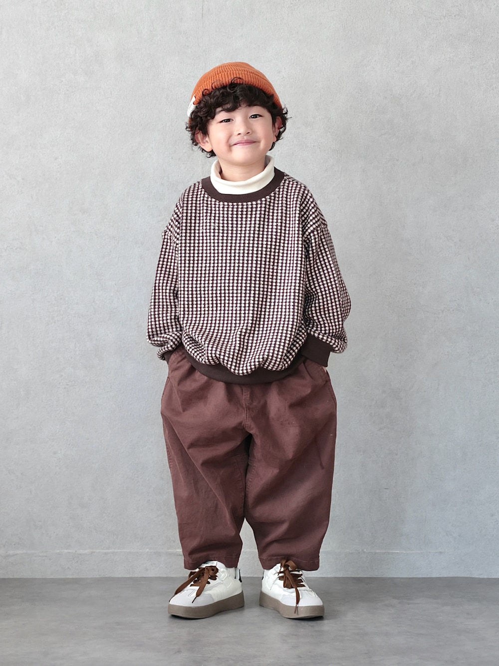 「冬を彩る色いろコーデ、冬コーデ、ニット、レイヤードスタイル、シンプルコーデ、ブラウン、チョコ色に染まれ、デートコーデ、休日スタイル、お出かけコーデ、スニーカー、ニット帽、カジュアルコーデ」｜「riziereのブロックチェックニットソートップス（ニット/セーター、ブラウン系）」を使った、ORITSUさん（キッズ・110cm）の冬コーディネートの1枚目の写真