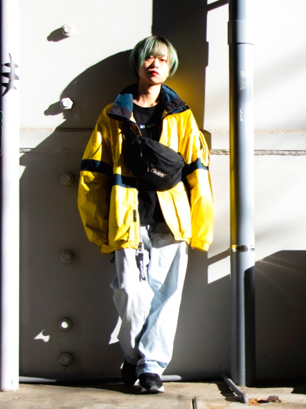 「古着MIX、黄色、古着好きな人と繋がりたい、ボーイッシュコーデ、メンズライク」｜「Reebokのアイテム（スニーカー、ブラック系）」を使った、若 さん（レディース・160cm）の秋コーディネートの1枚目の写真