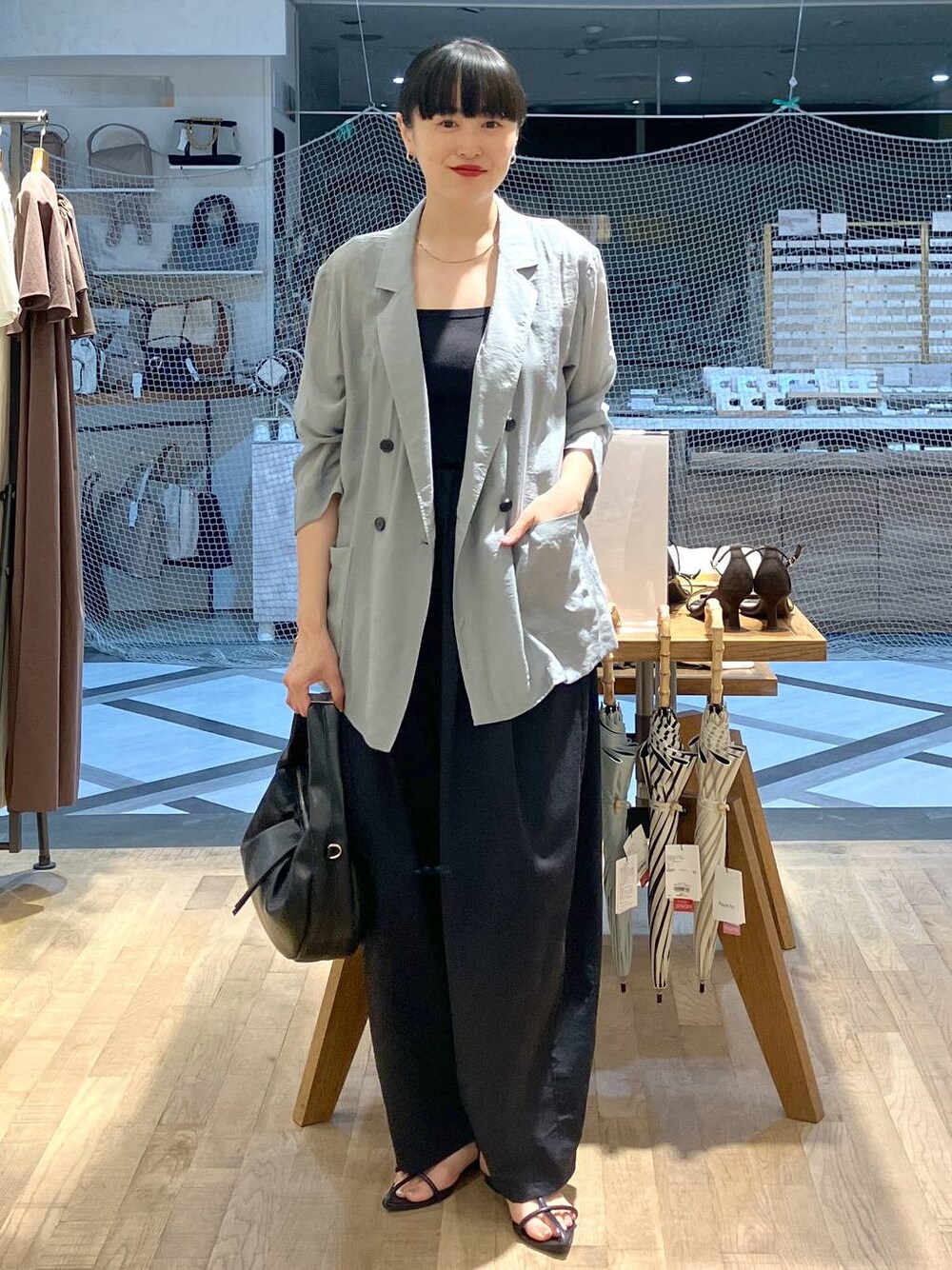 「女子ウケ、ワントーン、モード、apart by lowrys、モノトーン、大人カジュアル、骨格ストレート、着痩せ・細見え、着痩せ、楽ちんコーデ、ジャケット、ジャケットスタイル、きれいめカジュアル、お仕事コーデ_apart by lowrys、and STセール」｜「A part byのワンショルカナグツキバッグ（ハンドバッグ、ブラック系）」を使った、まゆてぃんさん（レディース・164cm）の夏コーディネートの1枚目の写真