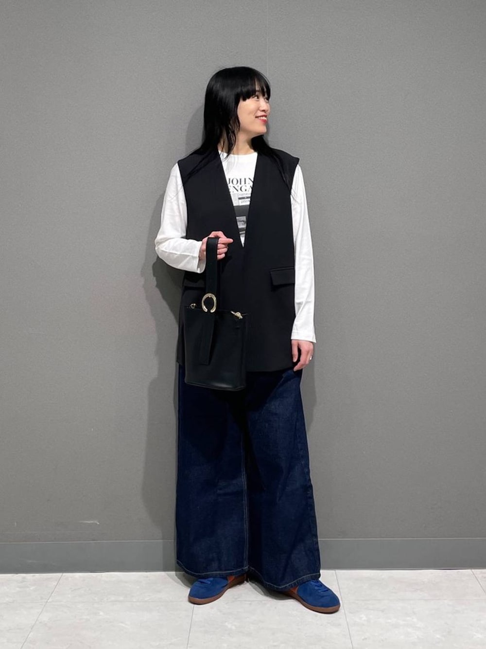 「女子ウケ、ワントーン、モード、apart by lowrys、モノトーン、大人カジュアル、セットアップ、カジュアル、カジュアルコーデ、骨格ストレート、着痩せ・細見え、着痩せ、デニムパンツ」｜「niko and...のオリジナルフェイクスエードコンビスニーカー（スニーカー、ブルー系）」を使った、まゆてぃんさん（レディース・164cm）の冬コーディネートの1枚目の写真