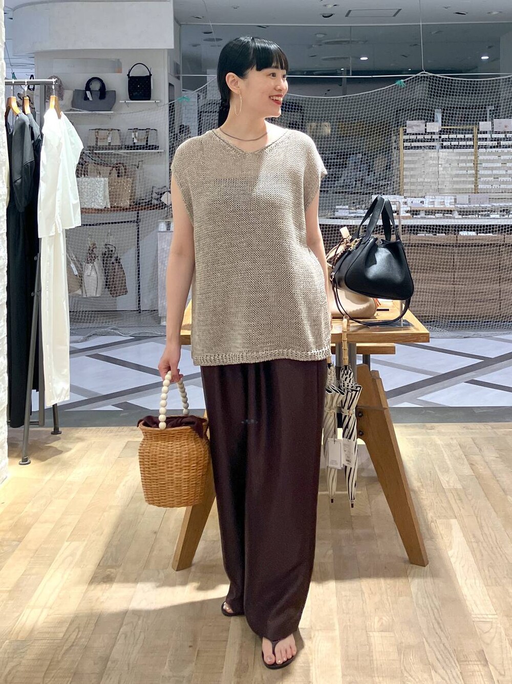 「ベスト、ワントーン、モード、apart by lowrys、モノトーン、大人カジュアル、骨格ストレート、着痩せ・細見え、着痩せ、ウエストゴム、楽ちんコーデ、女子ウケ」｜「COTTOのCOTTO＿ラタンバッグ（かごバッグ、ブラウン系）」を使った、まゆてぃんさん（レディース・164cm）の夏コーディネートの1枚目の写真