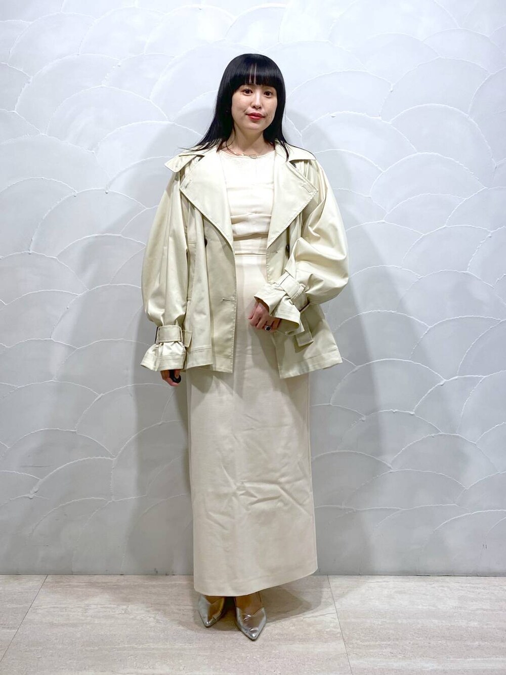 「apart by lowrys、トレンチコート、女子ウケ、ワントーン、モード」｜「A part byの【あいか企画】キャンディースリーブショートトレンチコート（トレンチコート、ベージュ系）」を使った、まゆてぃんさん（レディース・164cm）の春コーディネートの1枚目の写真