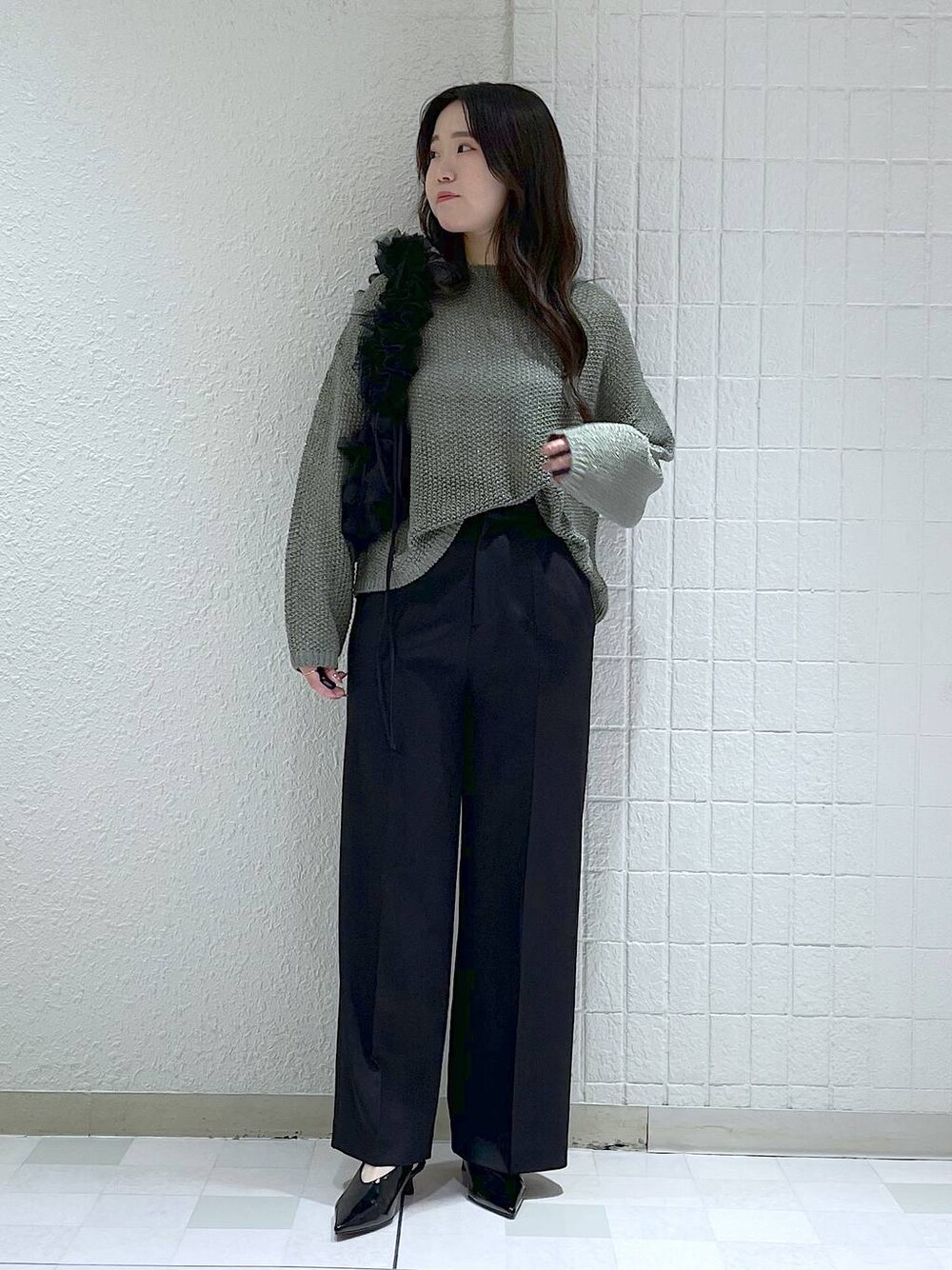 「ベーシック/シンプル、カジュアル、フェミニン、秋コーデ、SNAP_apart by lowrys、apart by lowrys、パンプス、ニット」｜「A part byの【WEB限定】2WAYフリルバッグ（ショルダーバッグ、ブラック系）」を使った、yumaさん（レディース・164cm）の秋コーディネートの1枚目の写真