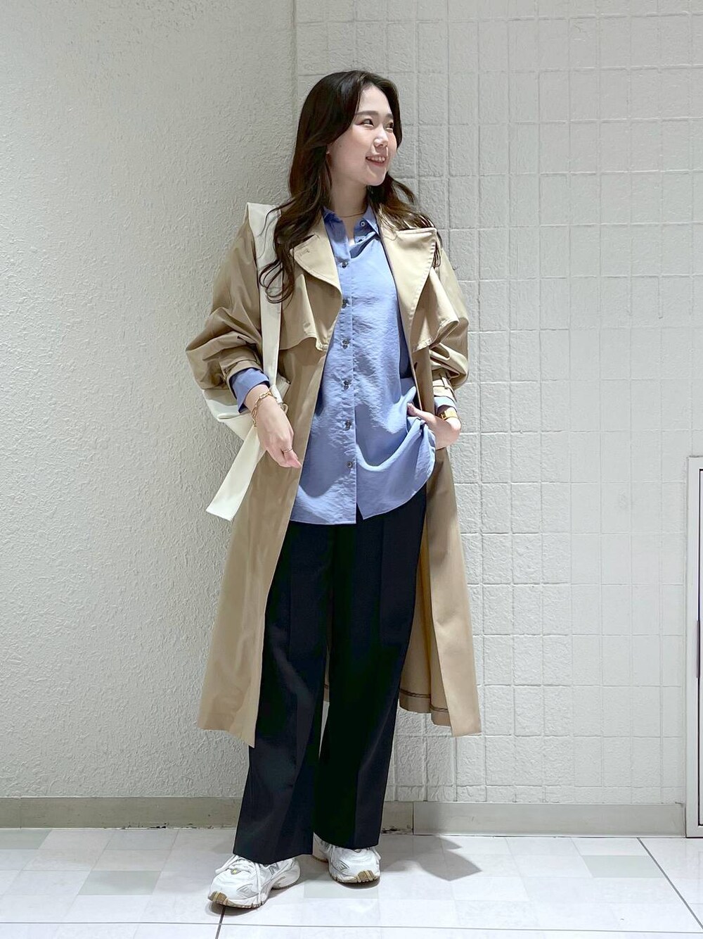 「ベーシック/シンプル、カジュアル、フェミニン、春コーデ、SNAP_apart by lowrys、apart by lowrys、トレンチコート、スラックス」｜「A part byのソフトリボンショルダーバッグ（ショルダーバッグ、ホワイト系）」を使った、yumaさん（レディース・164cm）の春コーディネートの1枚目の写真