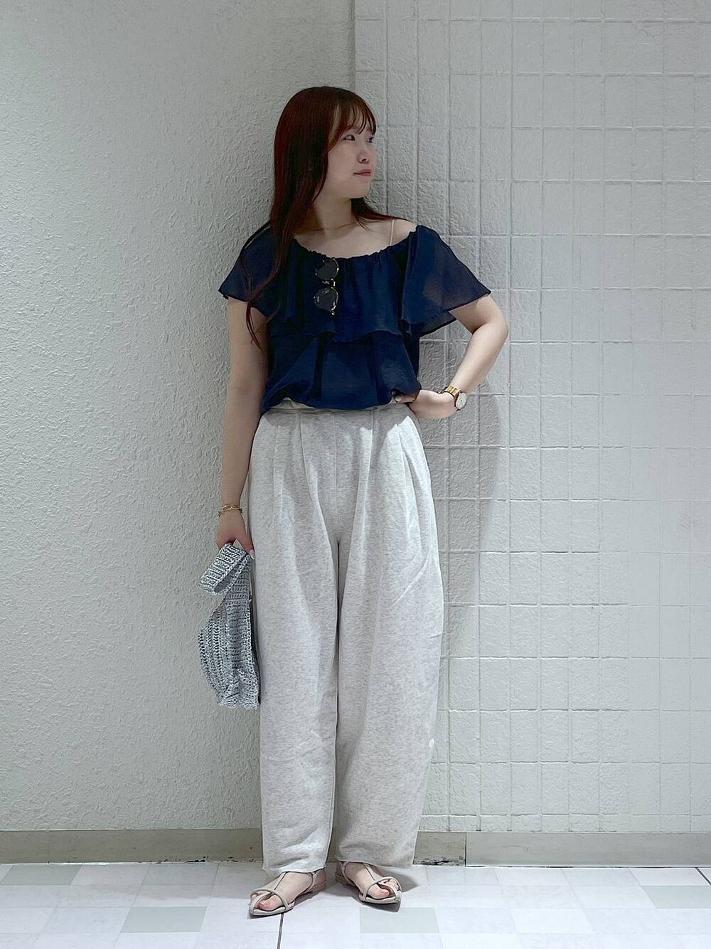 「ベーシック/シンプル、apart by lowrys、サンダル、スウェットパンツ、ブラウス、カジュアル、フェミニン、夏コーデ、SNAP_apart by lowrys、バッグ」｜「A part byの【e/rm】スウェットカーブパンツ（スウェットパンツ、グレー系）」を使った、yumaさん（レディース・164cm）の夏コーディネートの1枚目の写真