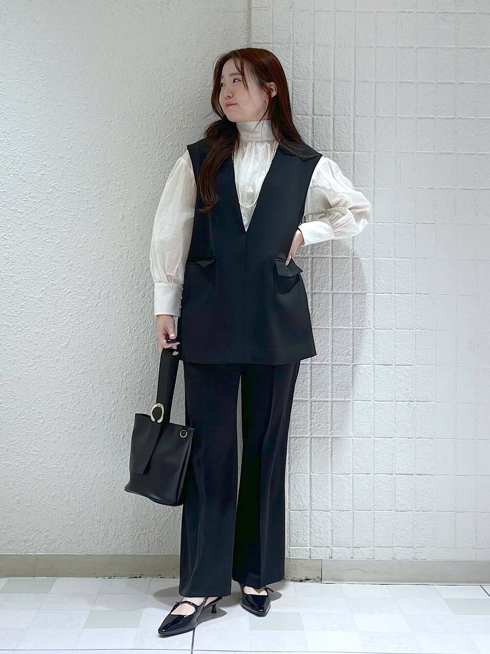 「ベーシック/シンプル、カジュアル、フェミニン、冬コーデ、SNAP_apart by lowrys、ニット、apart by lowrys、パンプス、スカート、オケージョン、春コーデ、きれいめ」｜「A part byの【セレモニー】ベスト＆フレアパンツセットアップ（パンツドレス、ブラック系）」を使った、yumaさん（レディース・164cm）の冬コーディネートの1枚目の写真