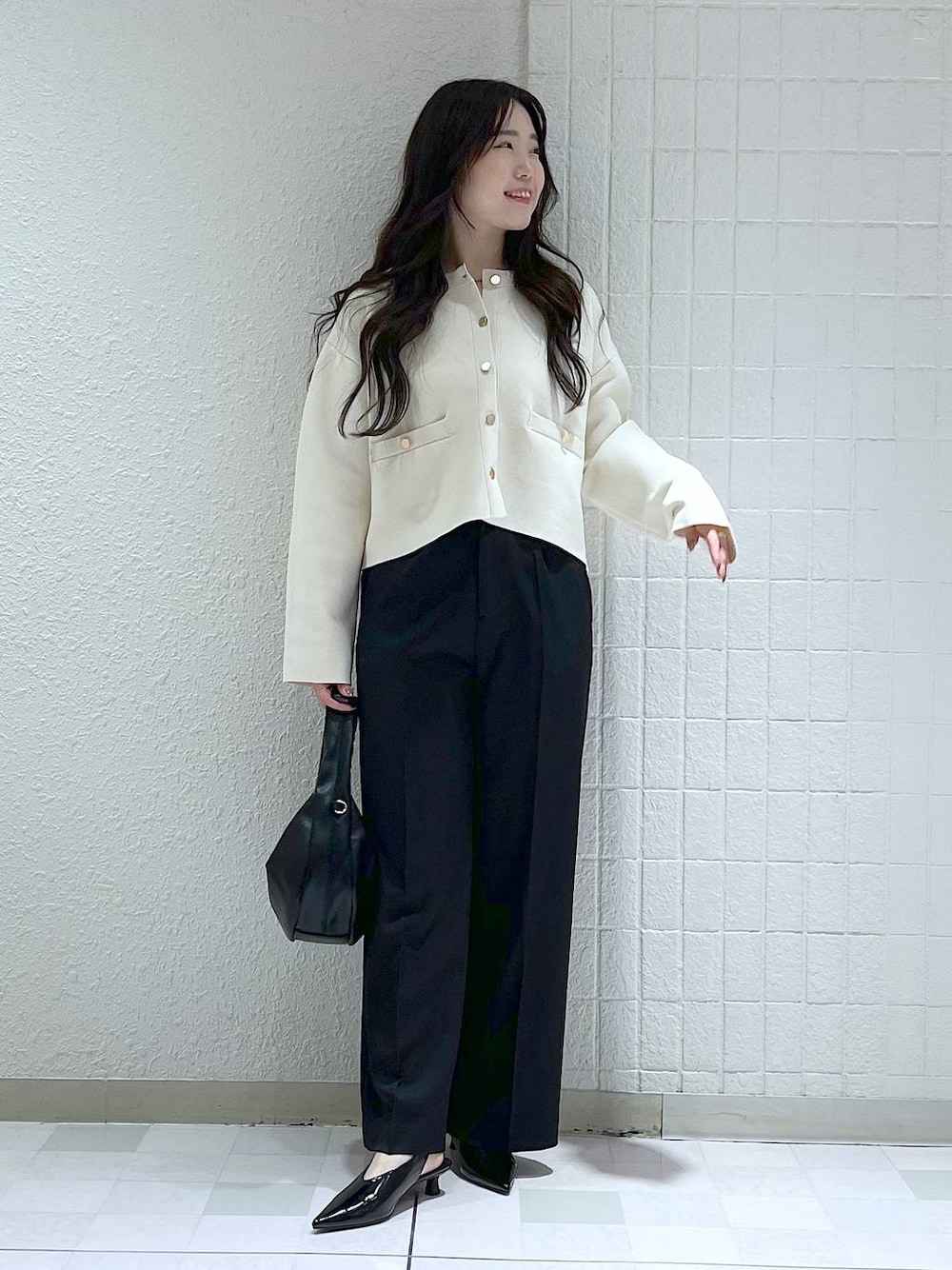 「ベーシック/シンプル、カジュアル、フェミニン、秋コーデ、SNAP_apart by lowrys、apart by lowrys、パンプス、ニット、カーディガン」｜「A part byのワンショルカナグツキバッグ（ハンドバッグ、ブラック系）」を使った、yumaさん（レディース・164cm）の秋コーディネートの1枚目の写真