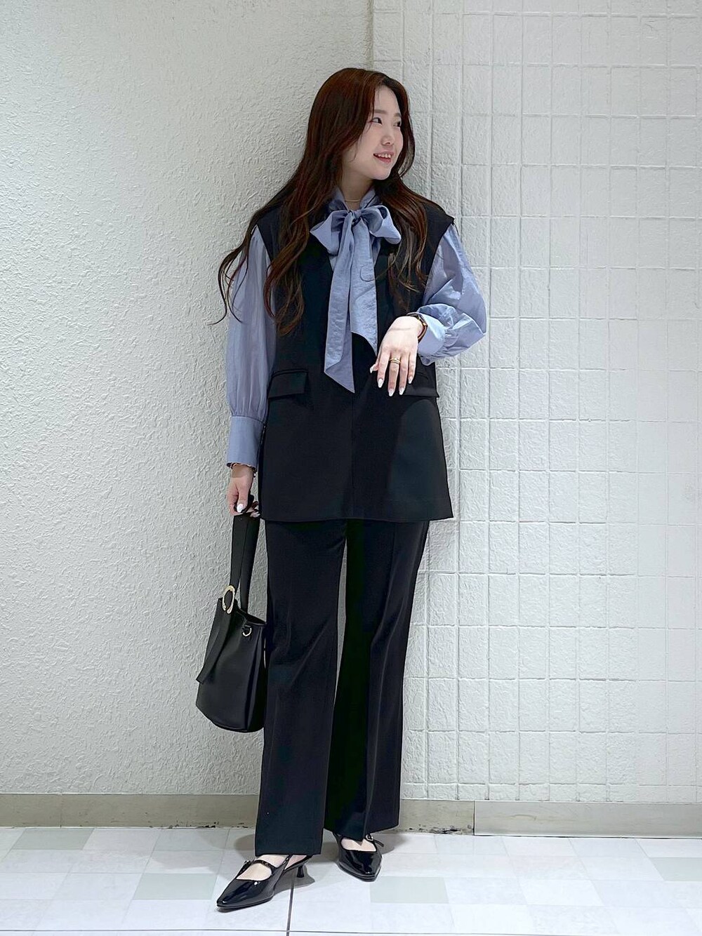 「ベーシック/シンプル、カジュアル、フェミニン、冬コーデ、SNAP_apart by lowrys、ニット、apart by lowrys、パンプス、冬アウター、セットアップ、オケージョン」｜「A part byの【セレモニー】ベスト＆フレアパンツセットアップ（パンツドレス、ブラック系）」を使った、yumaさん（レディース・164cm）の冬コーディネートの1枚目の写真