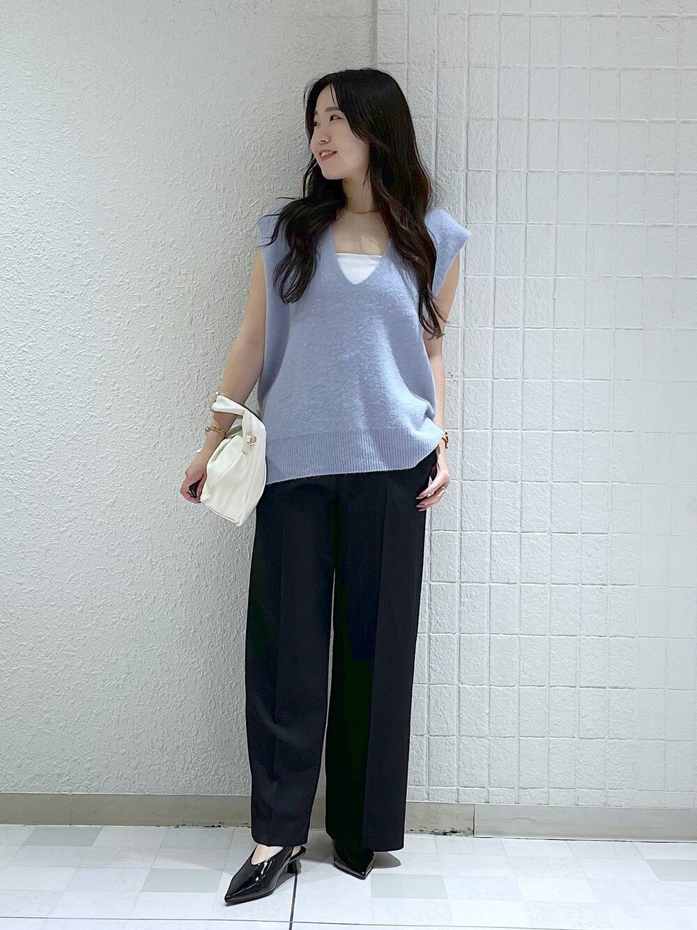 「ベーシック/シンプル、カジュアル、フェミニン、秋コーデ、SNAP_apart by lowrys、apart by lowrys、パンプス、ベスト」｜「A part byのワンショルカナグツキバッグ（ハンドバッグ、ホワイト系）」を使った、yumaさん（レディース・164cm）の秋コーディネートの1枚目の写真