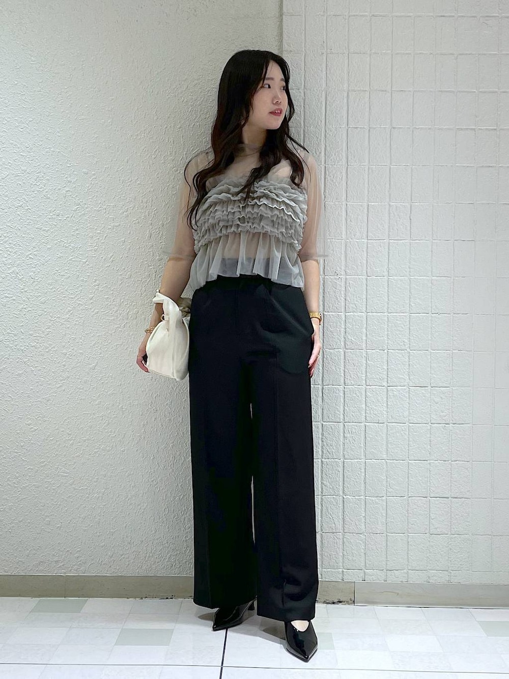 「SNAP_apart by lowrys、apart by lowrys、パンプス、オケージョン、ベーシック/シンプル、カジュアル、フェミニン、秋コーデ」｜「A part byのワンショルカナグツキバッグ（ハンドバッグ、ホワイト系）」を使った、yumaさん（レディース・164cm）の秋コーディネートの1枚目の写真