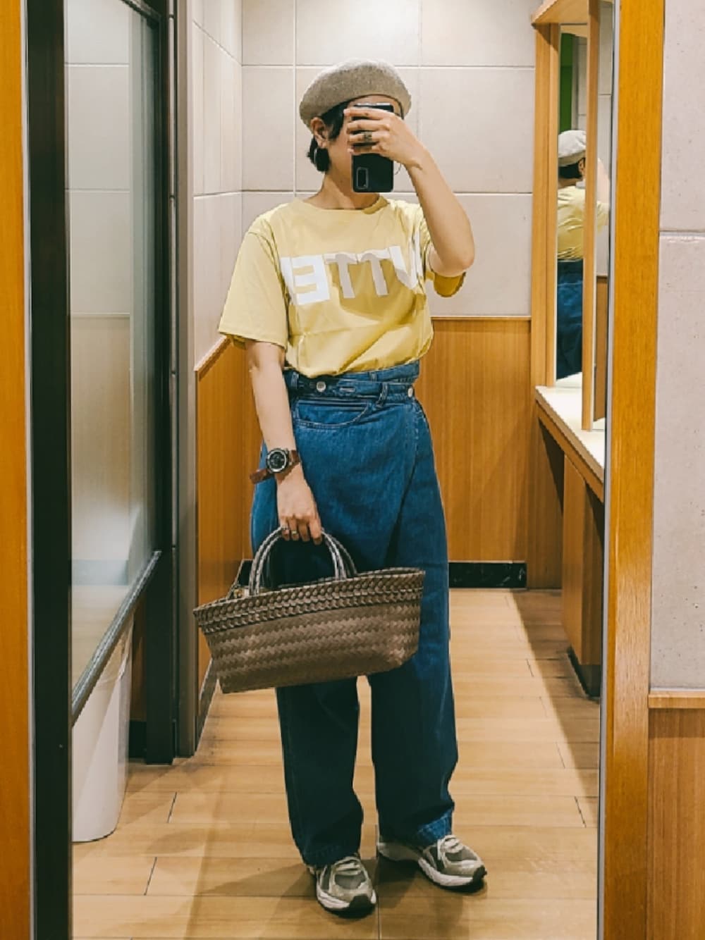 「ラフ、シンプル、Tシャツ、デニム、スニーカー、かごバッグ、ベレー帽、ロゴT、ベージュ、イエロー、ブルー、ブラウン」｜「Samansa Mos2のリネン混サーモベレー（ハンチング/ベレー帽、ベージュ系）」を使った、𝕄.さん（レディース・158cm）の春コーディネートの1枚目の写真